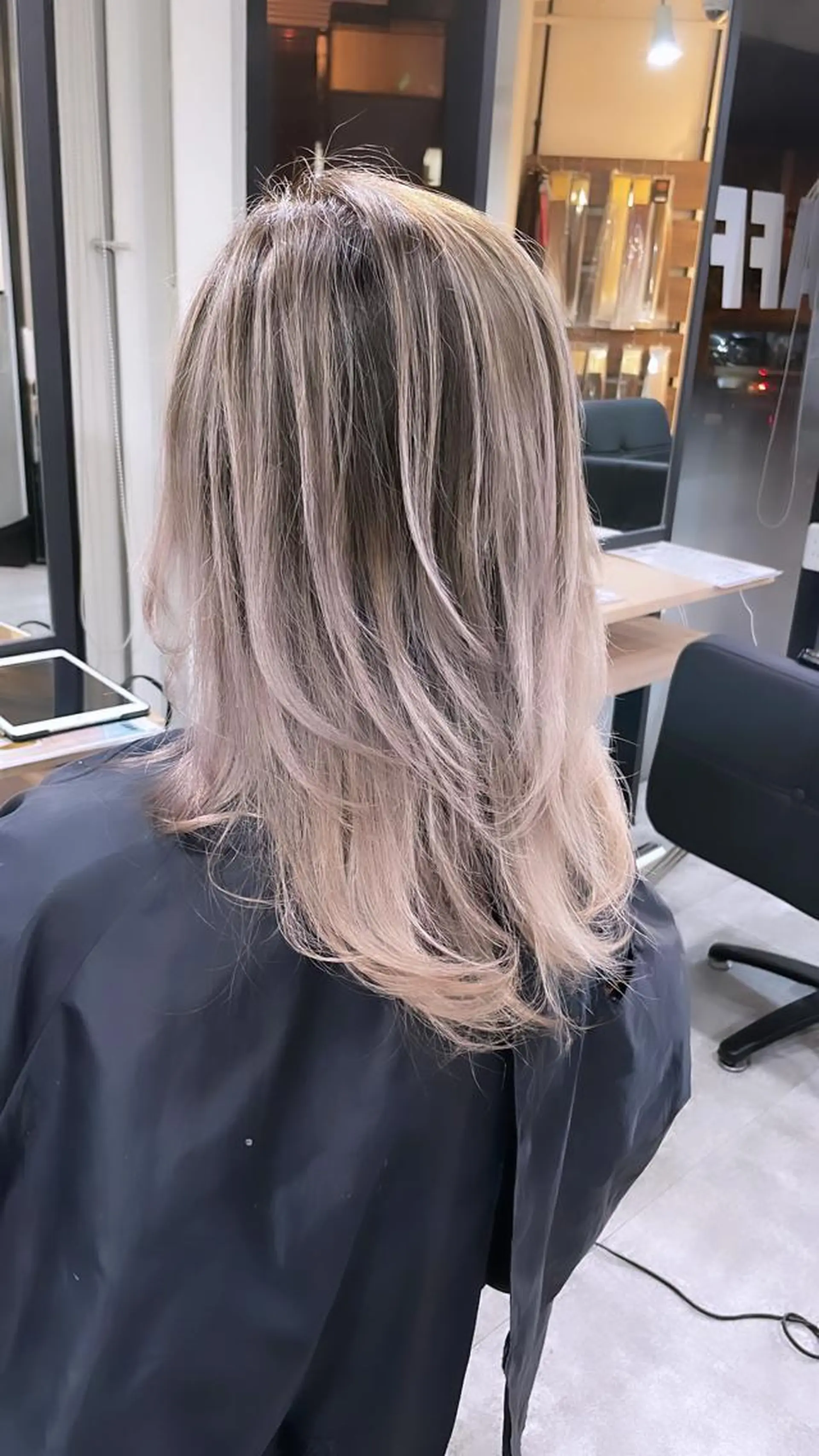 ミディアム カラー バレイヤージュ レイヤーカット ヘアカラー トリートメント 難波ブリーチカラー 伊藤洋輝のヘアスタイル