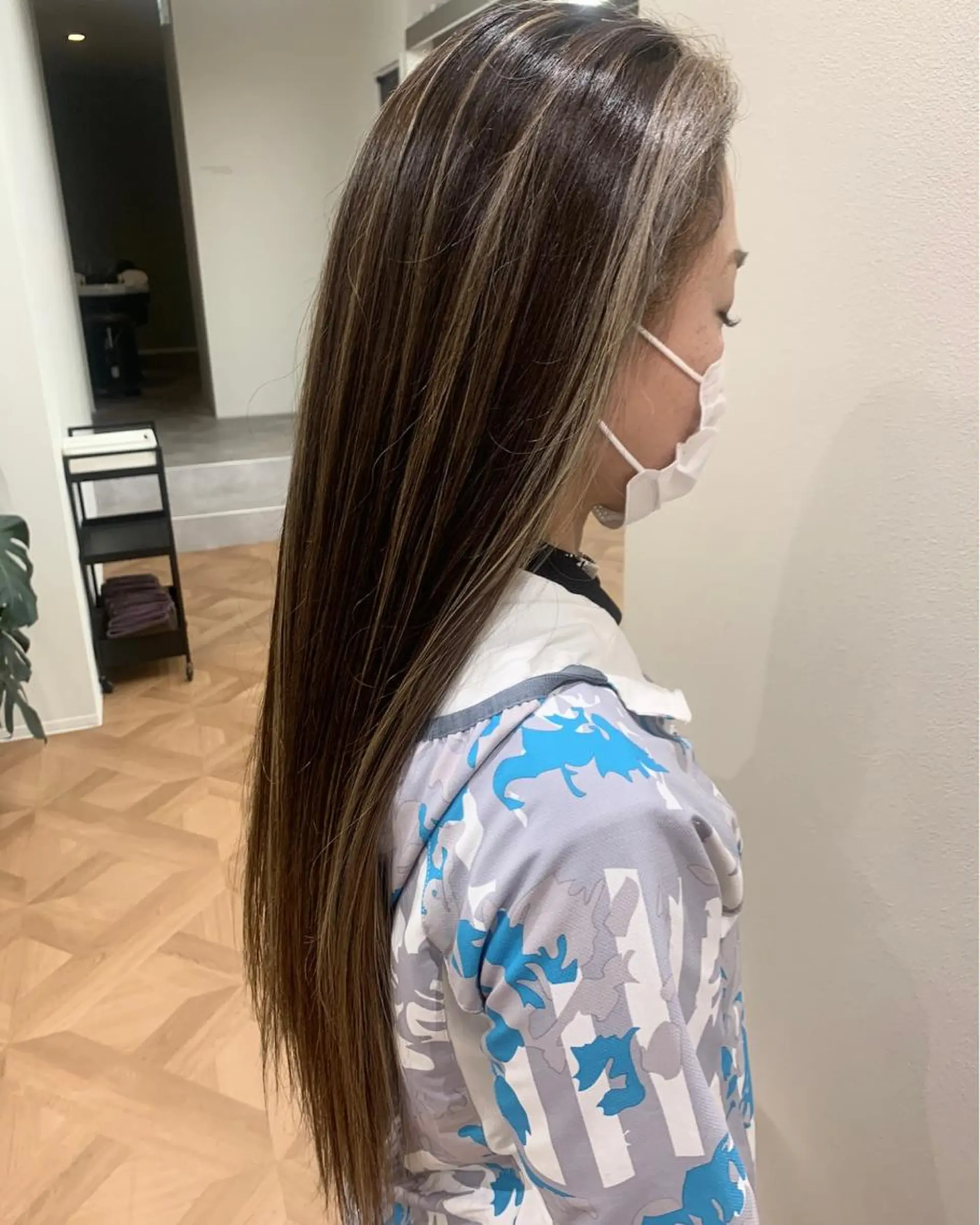 ロング カラー ベージュカラー ハイライトカラー シルバー シルバーベージュ ハイライト 佐々木 有彩のヘアスタイル