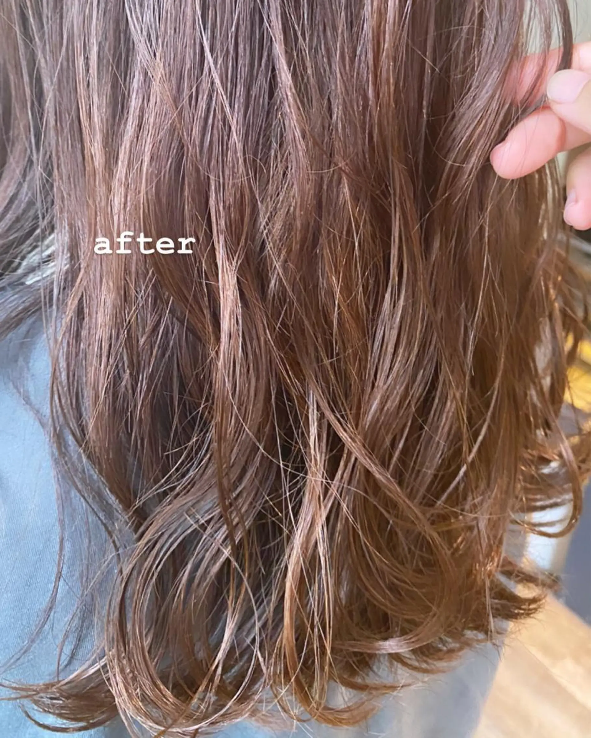 ロング 梅田ハイトーン チダ ヒナノのヘアスタイル