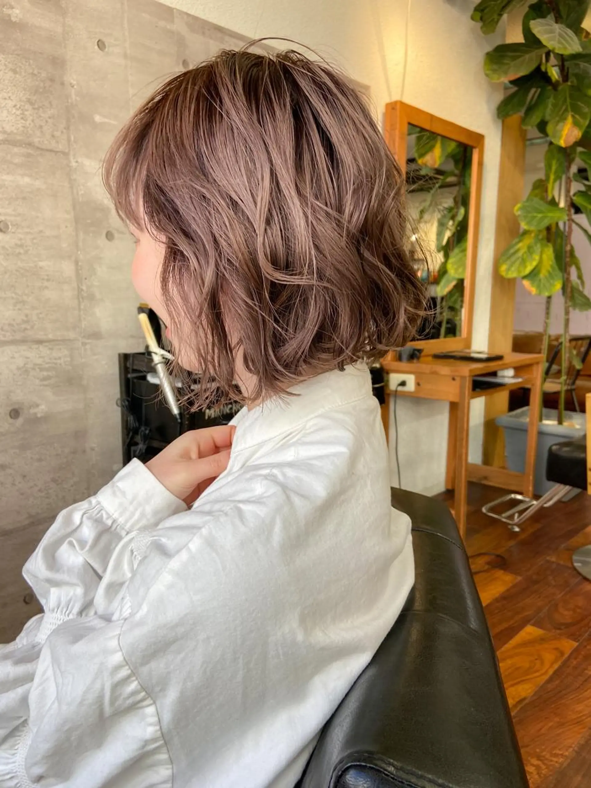 ミディアム カラー ベージュカラー ブリーチ ミルクティーベージュ カット ヘアカラー トリートメント 岡本康平/ボブ /ブリーチ/レイヤーのヘアスタイル