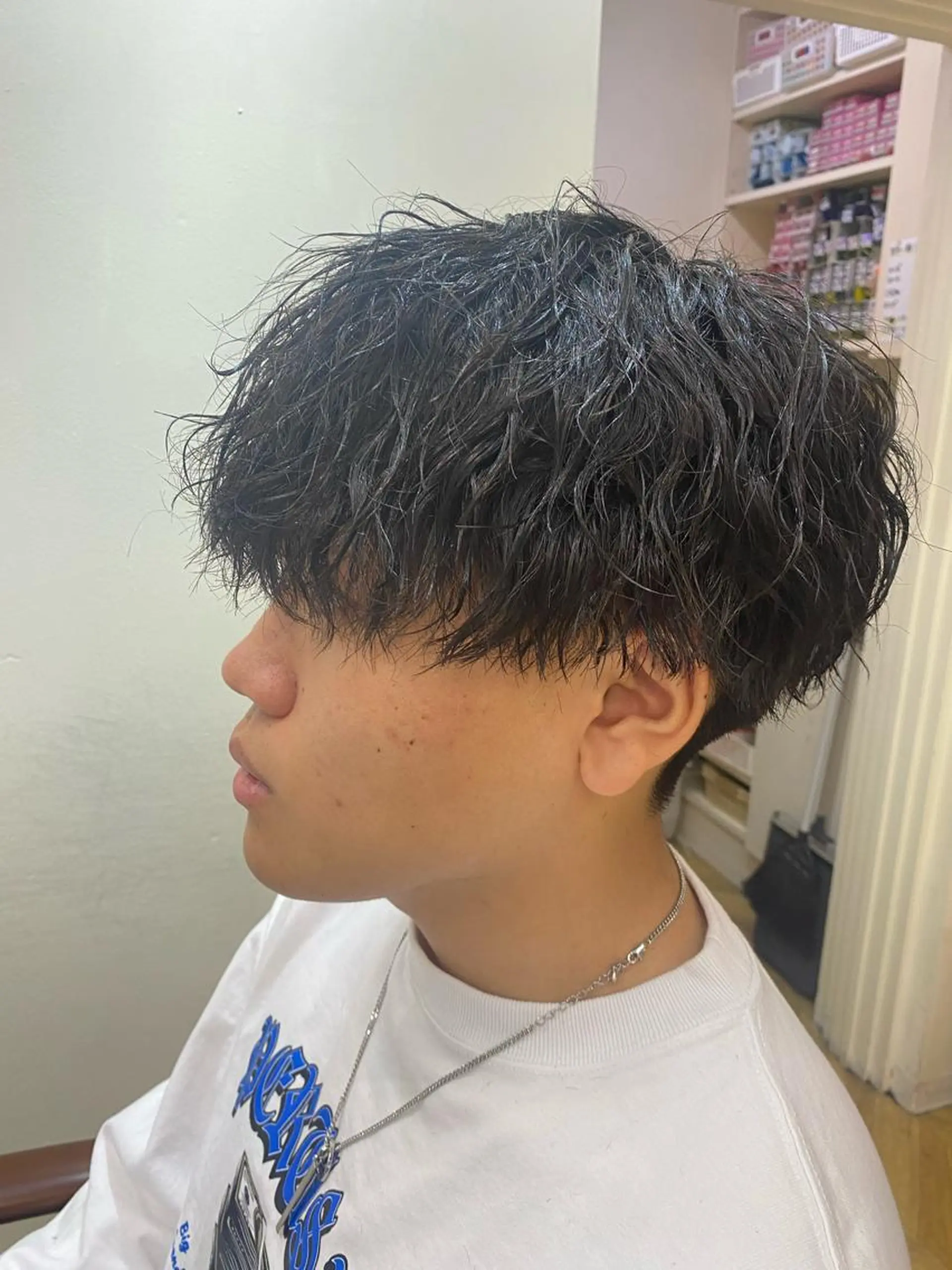 メンズ カット パーマ 柏のセンターパート のプロ関口 柊太のヘアスタイル