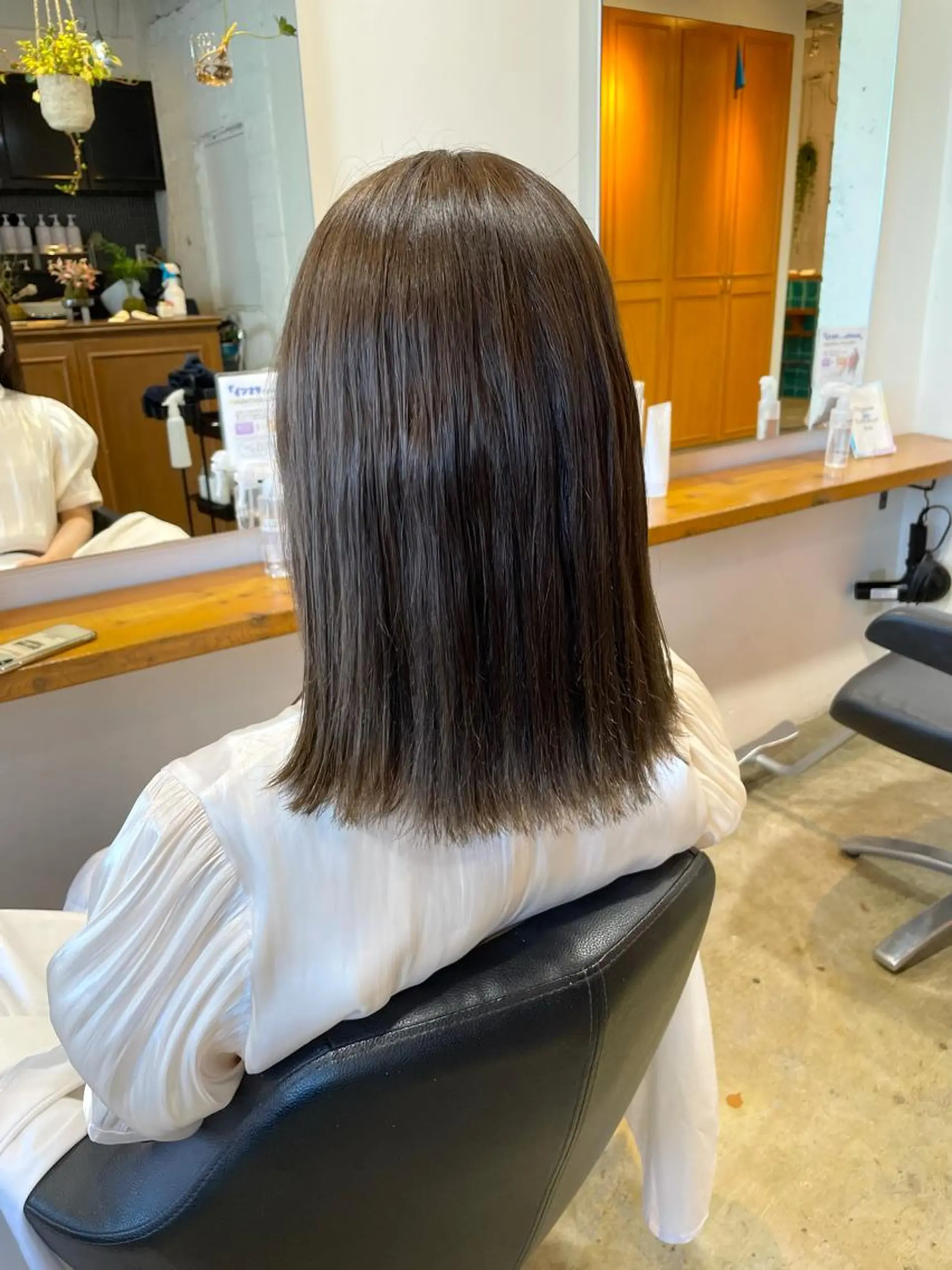 ミディアム カラー カット ヘアカラー トリートメント MIOベージュカラー 柔らかいカラーのヘアスタイル