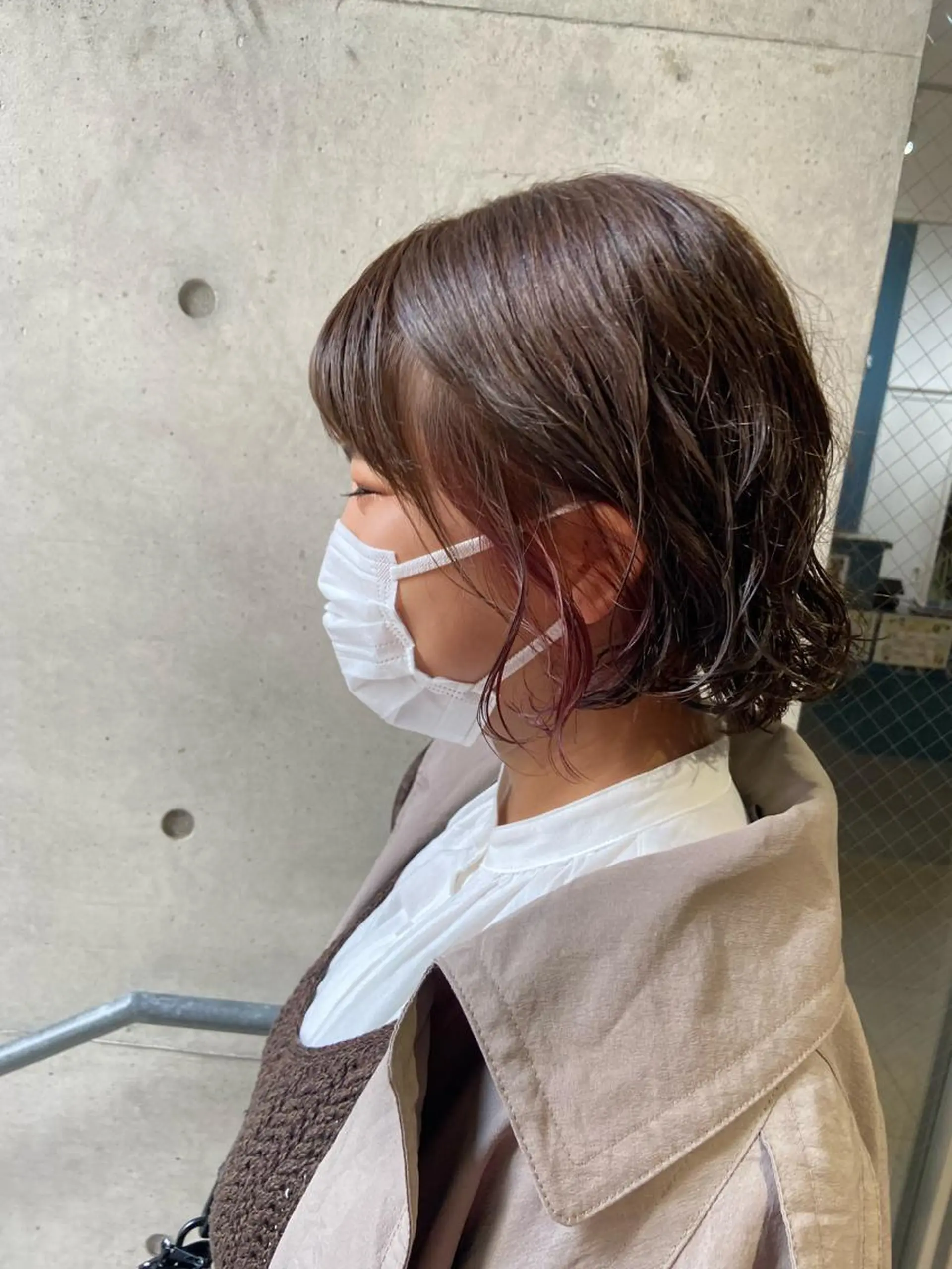 ショート ヘアカラー なつめ🐶ショート ベージュカラーのヘアスタイル