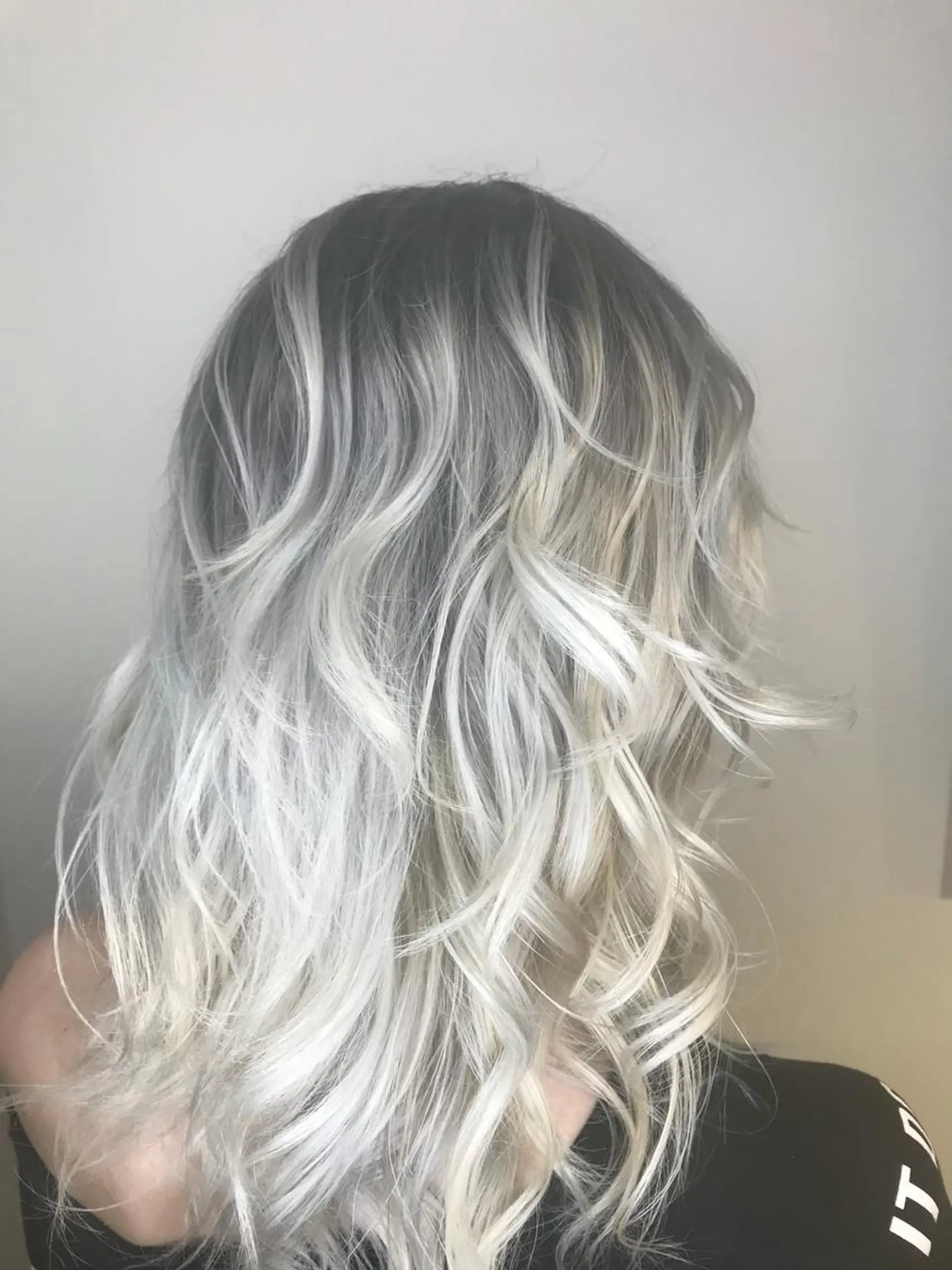 ミディアム カラー バレイヤージュ ブリーチ ハイライトカラー ハイライト レイヤーカット AMI Hair  supply所属・髪質改善カラー 韓国風レイヤーのヘアスタイル