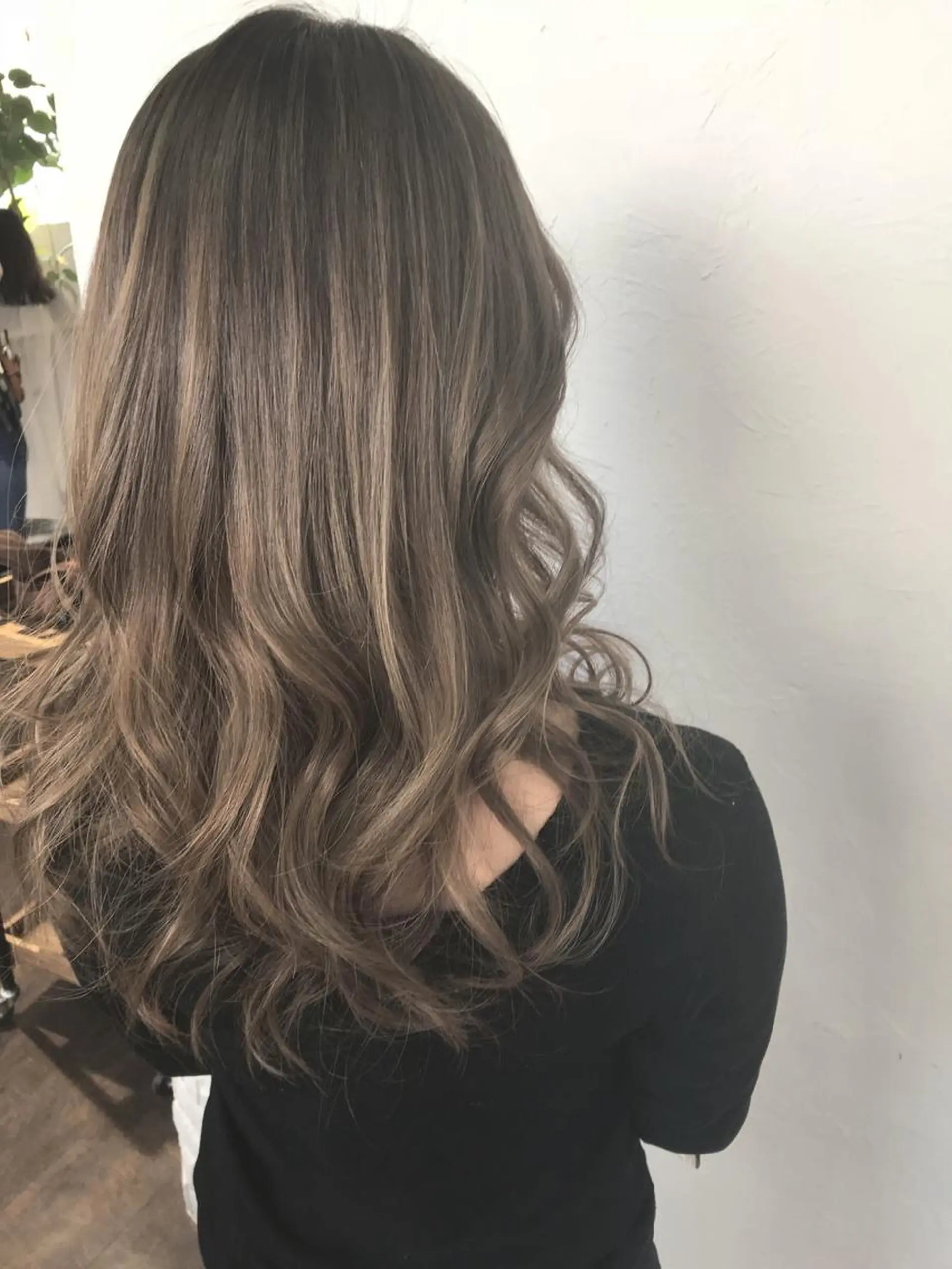 ロング カラー ベージュカラー ミルクティーベージュ 伊藤 優希のヘアスタイル