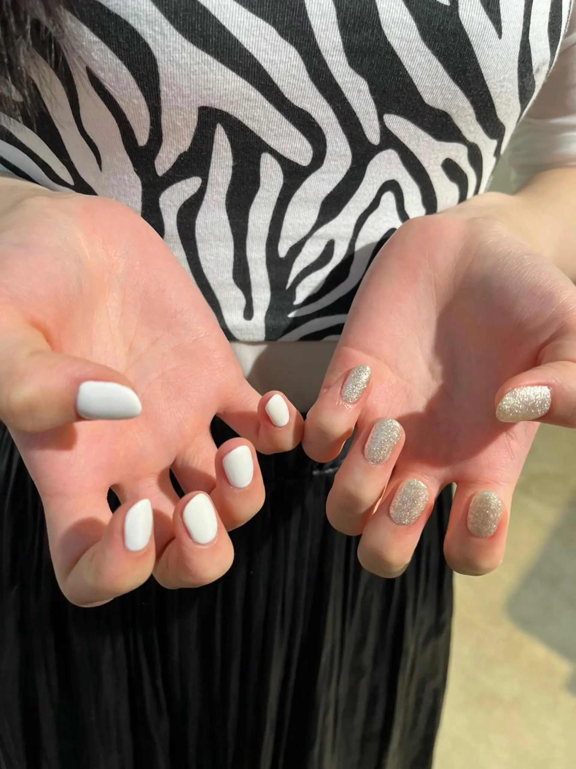 ネイル ラメ(グリッター) シルバー ホワイト 小川 奈々花のネイルデザイン
