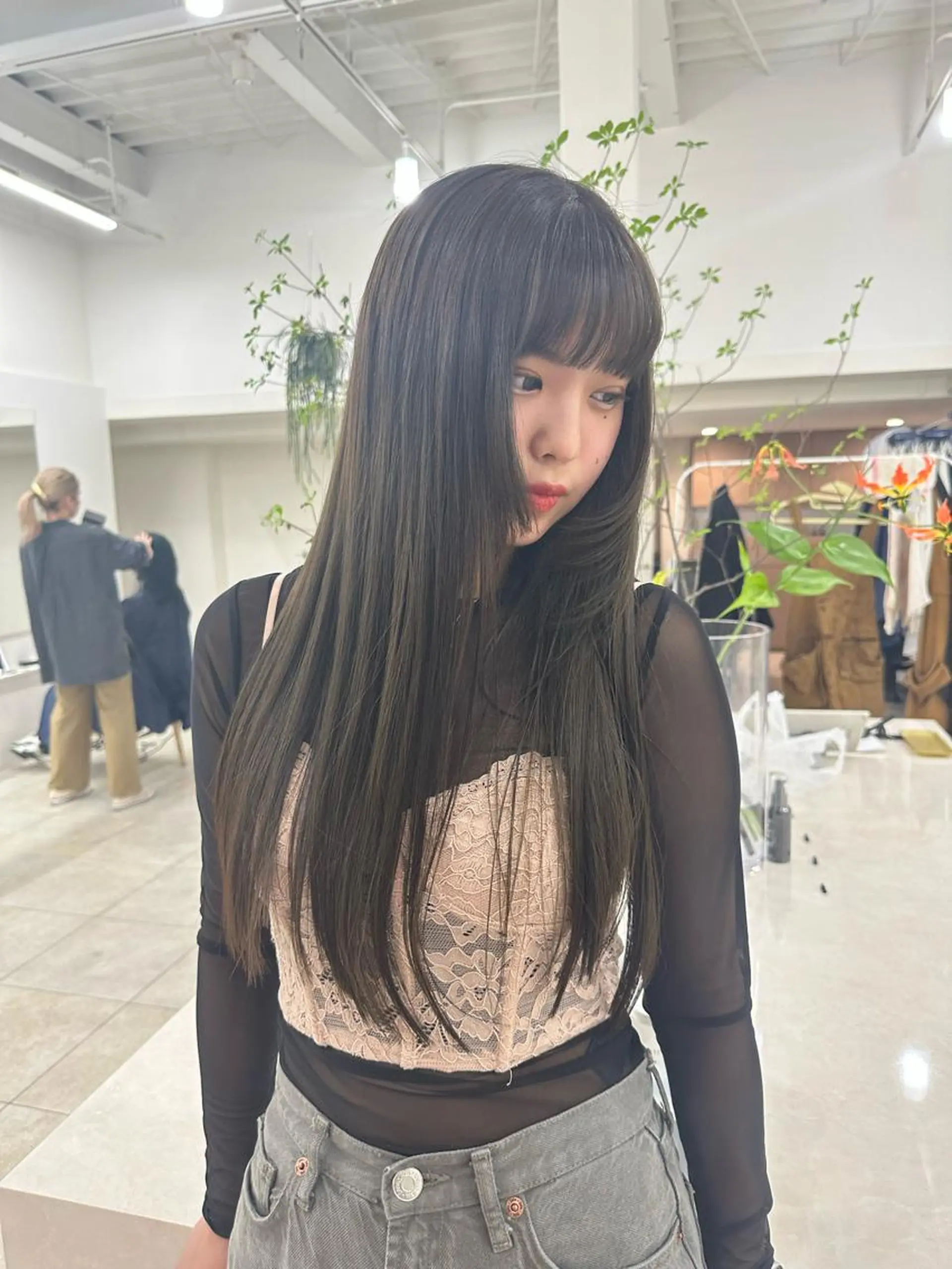 ロング カラー ベージュカラー オリーブベージュ 顔まわりレイヤー レイヤーカット 林 莉央のヘアスタイル