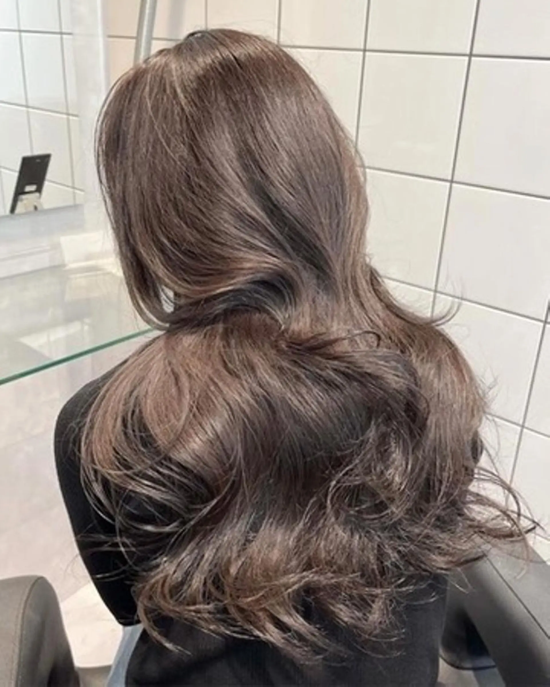 カラー 韓国🇰🇷トレンド レイヤーカット🩶のヘアスタイル