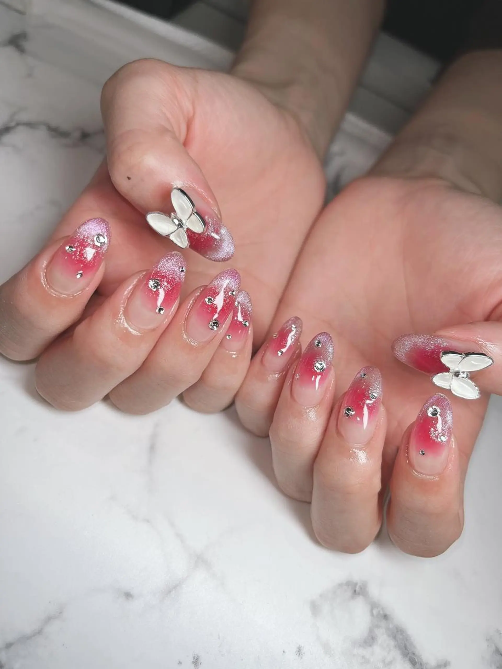 ネイル フットネイル フレンチネイル ジェルネイル ラメ(グリッター) ラメグラデーション ハンドネイル NEO Beauty Salon所属・𝐍𝐄𝐎 𝐉𝐔𝐑𝐈のネイルデザイン