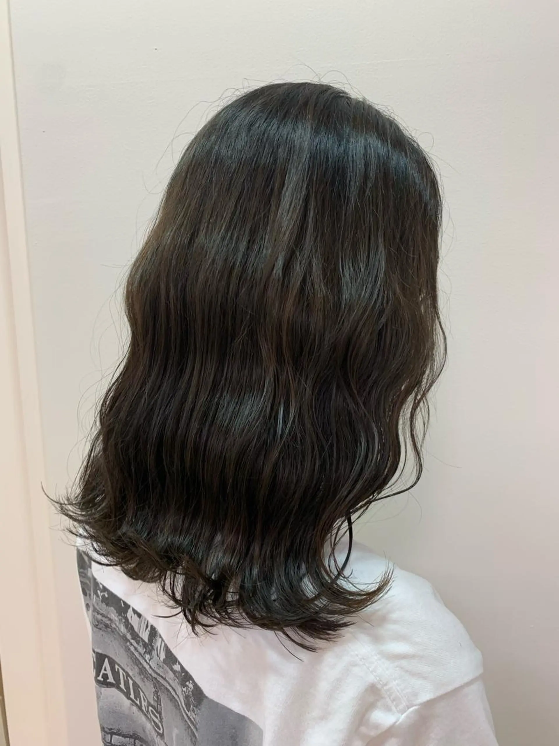 セミロング カラー ベージュカラー オリーブベージュ 顔まわりカット✄ ベージュカラー🧸のヘアスタイル