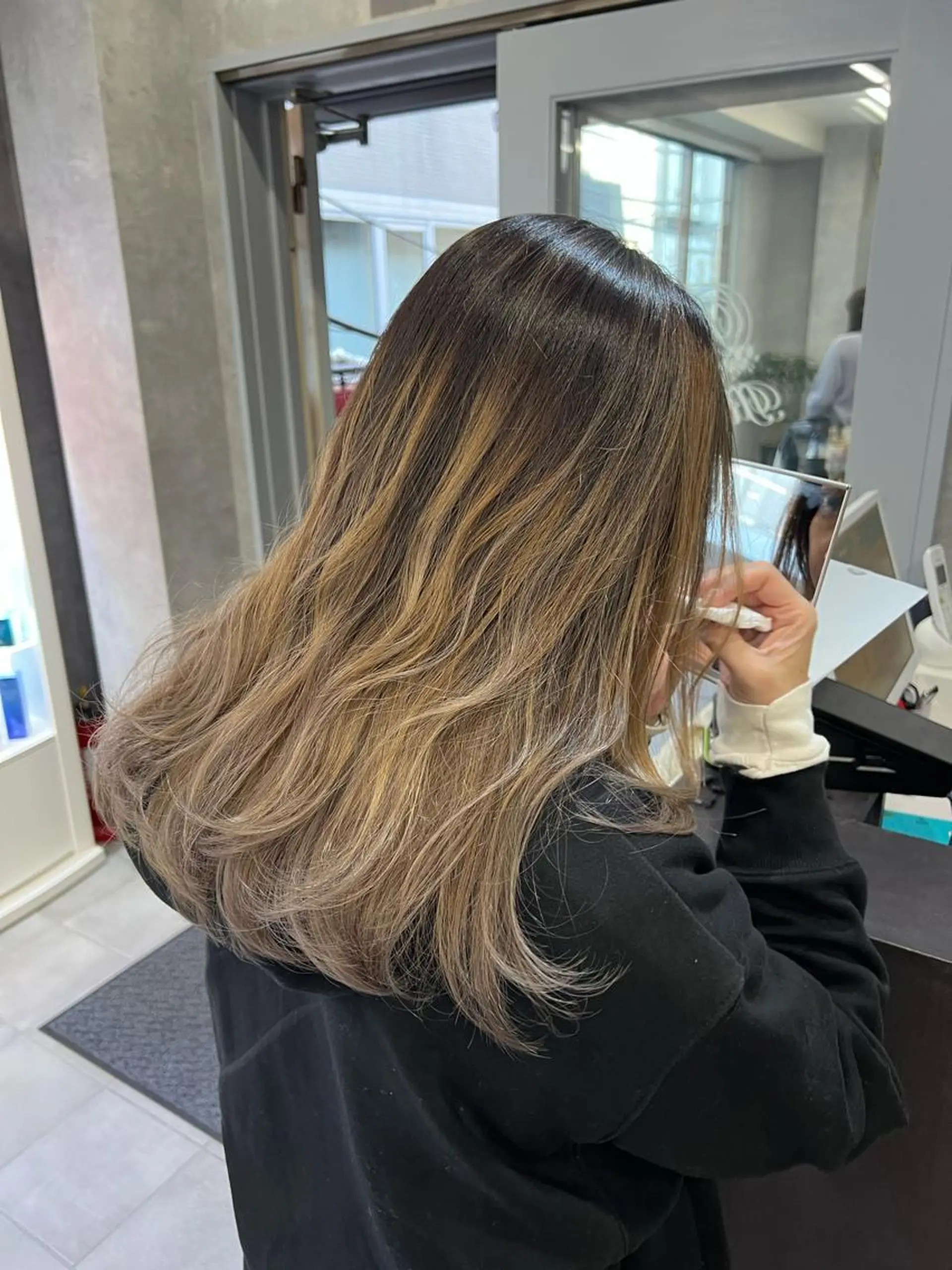 セミロング カラー バレイヤージュ ベージュカラー ブリーチ レイヤーカット ace share salon所属・韓国風パーマ/ 菅沼 成郷のヘアスタイル