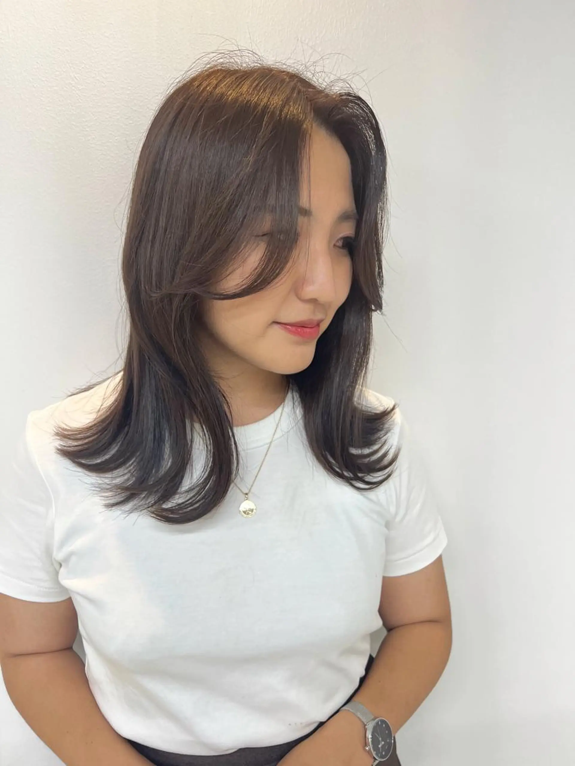 セミロング くびれヘア かきあげバング 韓国風ヘア カット ヘアカラー トリートメント SANA推し美容師 CHISA🍒のヘアスタイル