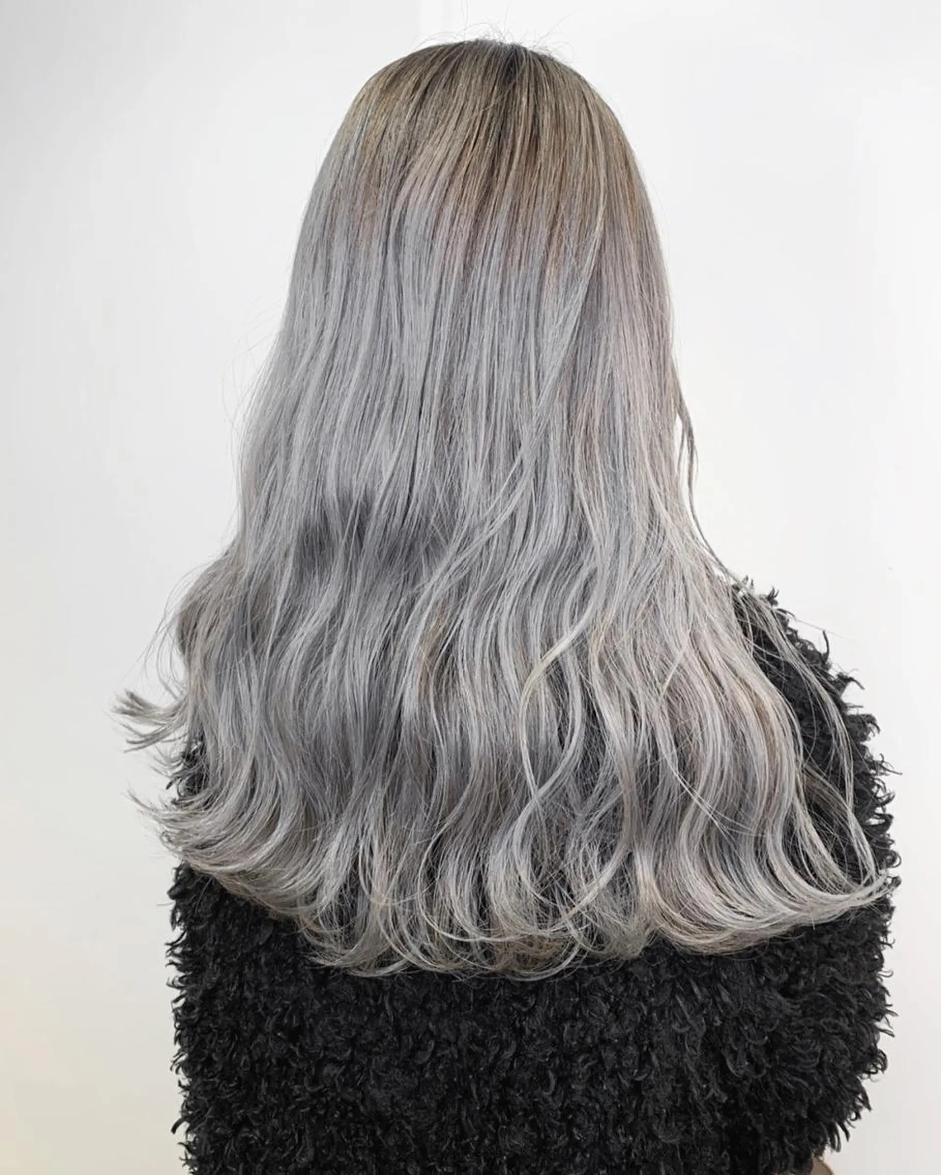 セミロング カラー パーマ ヘアアレンジ シールエクステ アッシュ バレイヤージュ ベージュカラー ブリーチ ハイトーン カラーのヘアスタイル