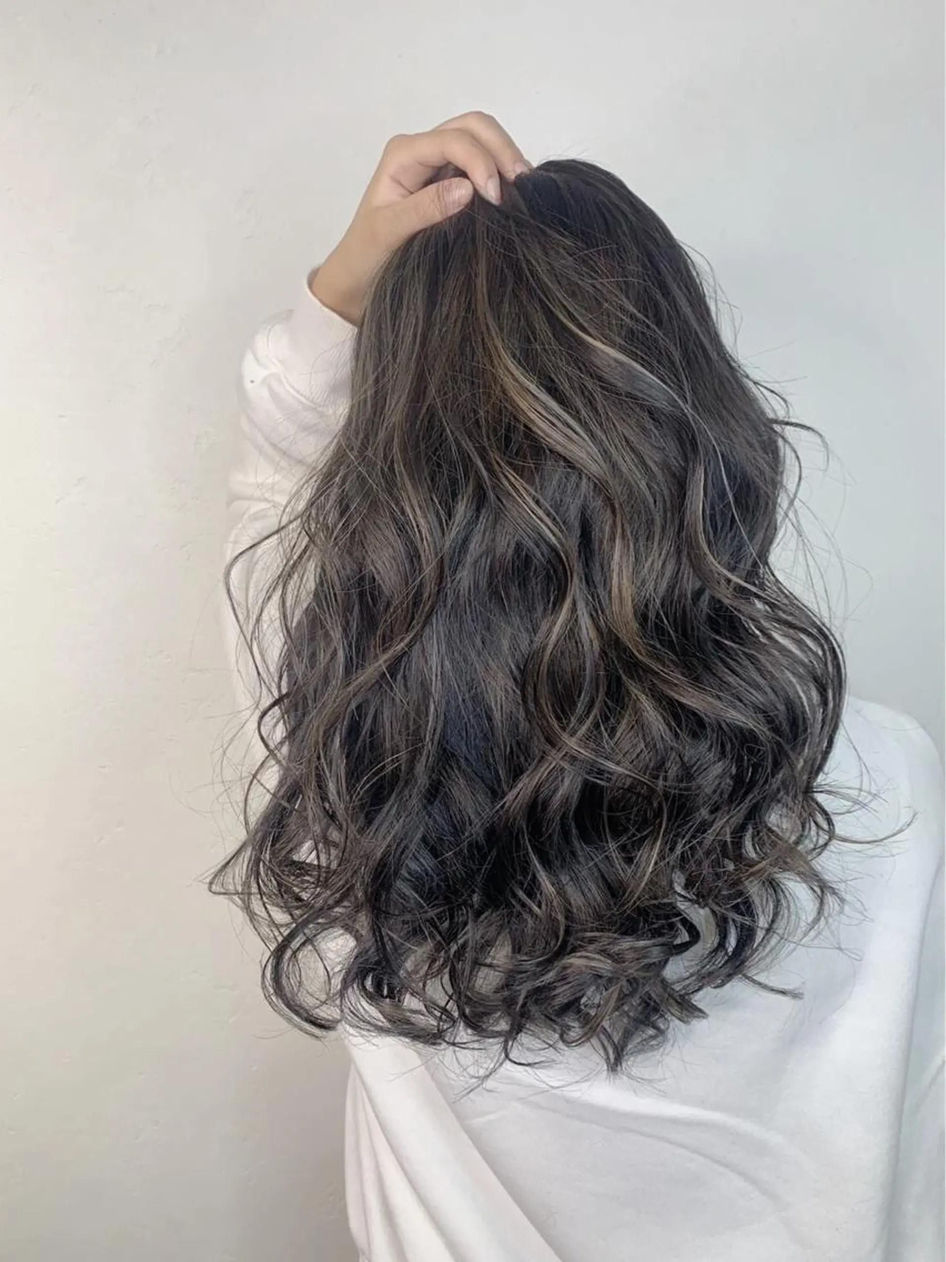 セミロング カラー _WHITE 高槻のヘアスタイル