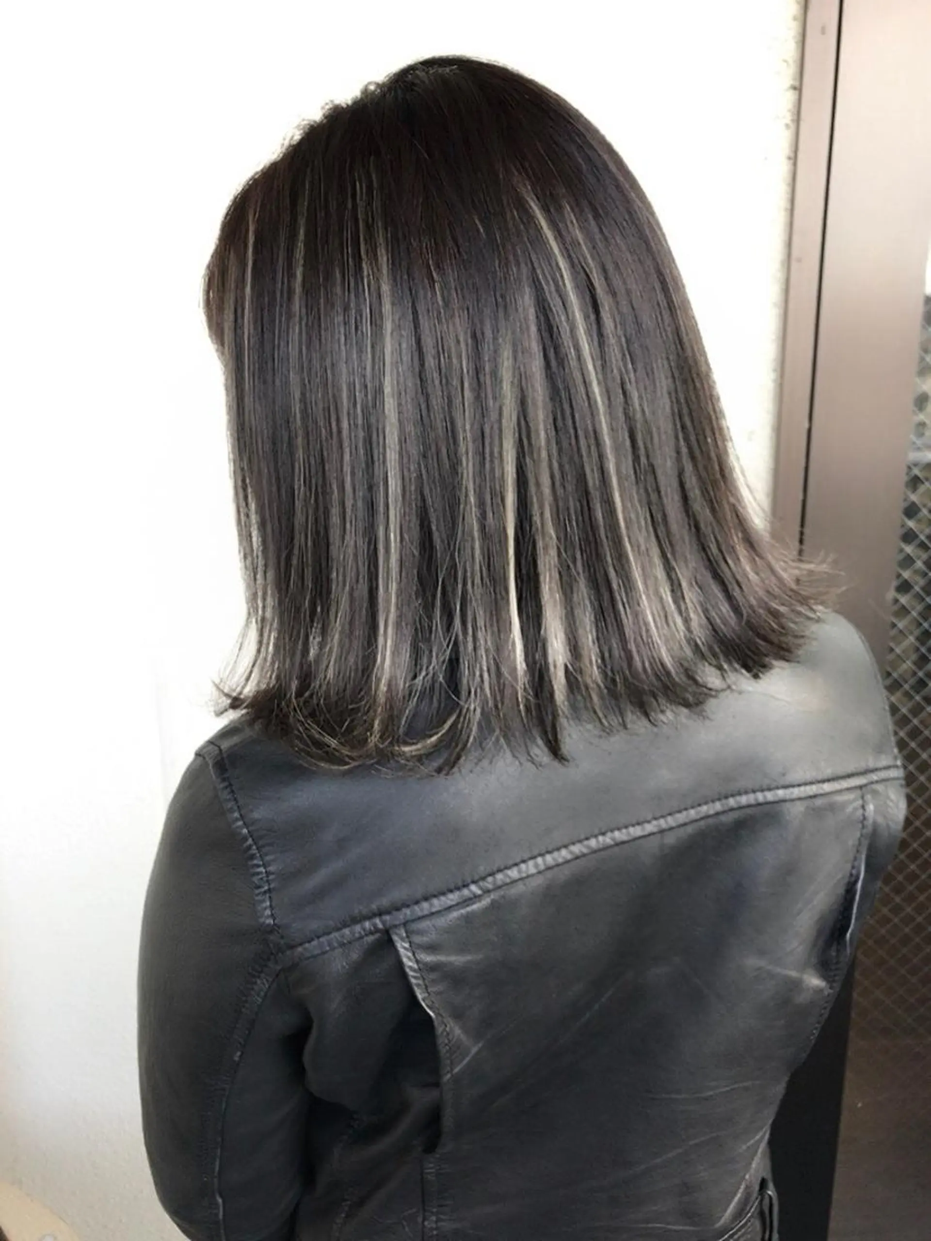 ミディアム カラー パーマ ヘアアレンジ ハイライトカラー ハイライト メンズハイトーン メンズバレイヤージュのヘアスタイル