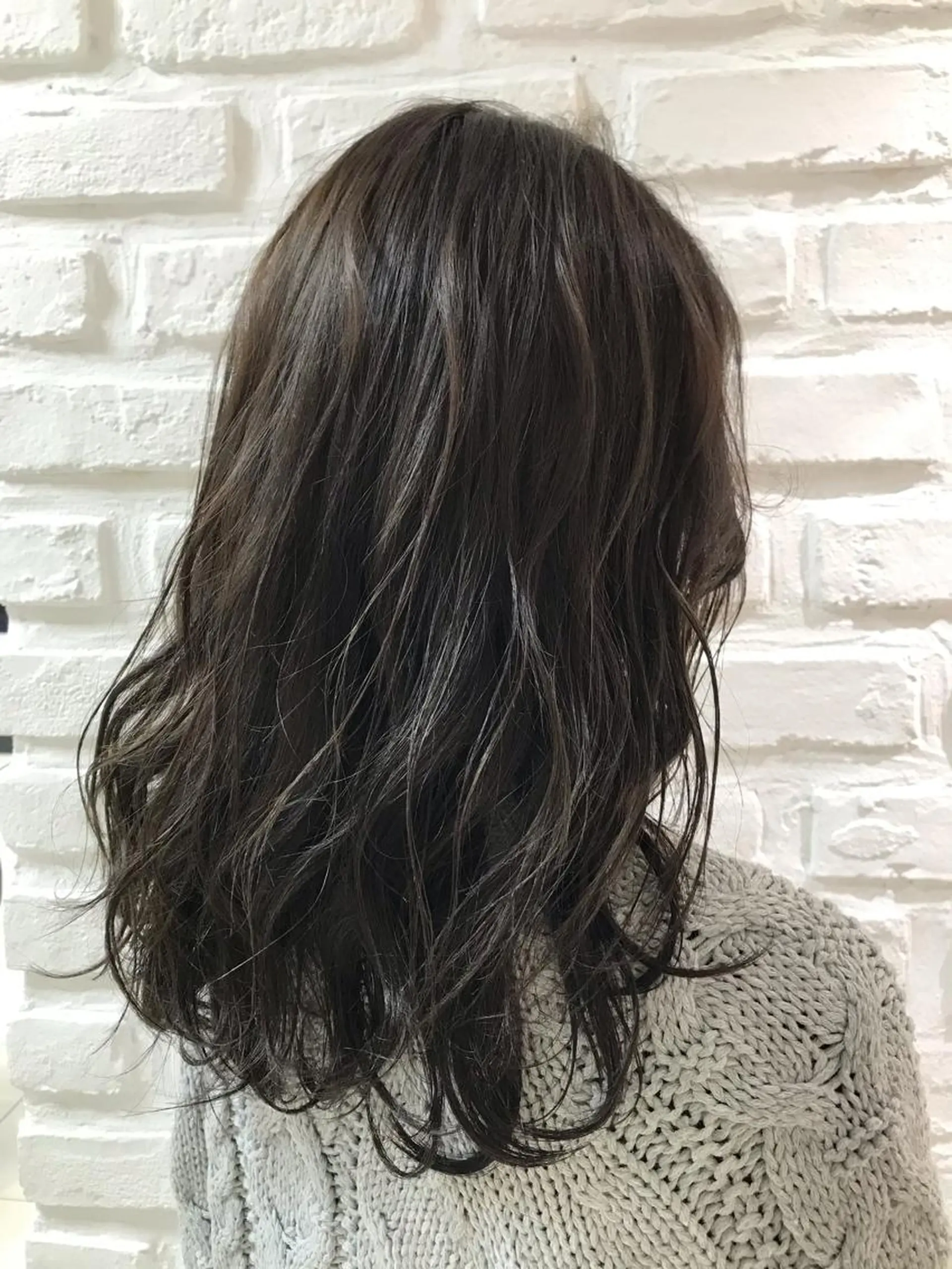 セミロング カラー アッシュ ハイライトカラー イルミナカラー シルバー シルバーアッシュ ヘアセット 【暖色カラー特化】 中山由梨のヘアスタイル