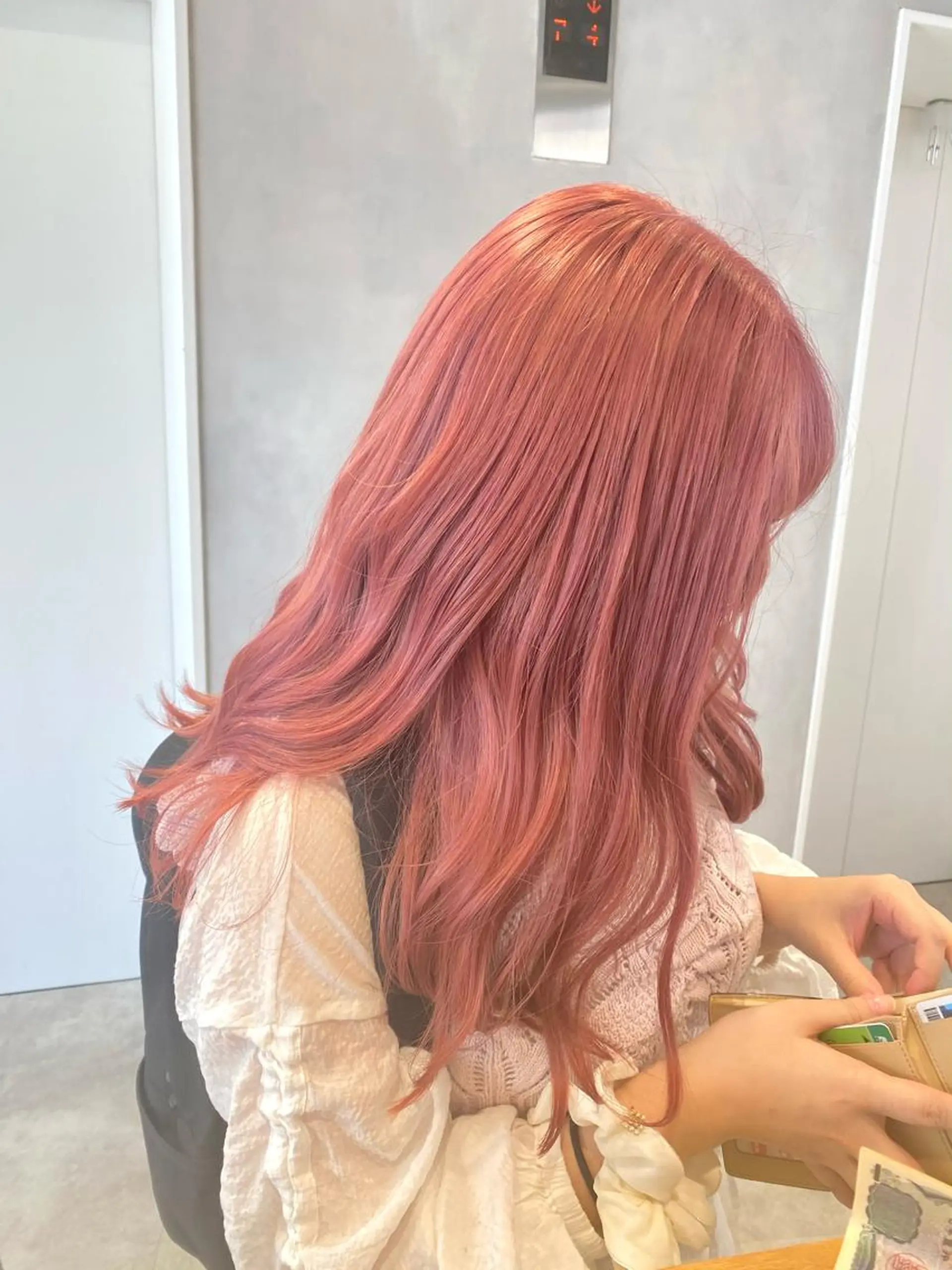 ロング カラー ピンクカラー ヘアカラー ピンク/ベージュ /似合わせ/田島百華のヘアスタイル