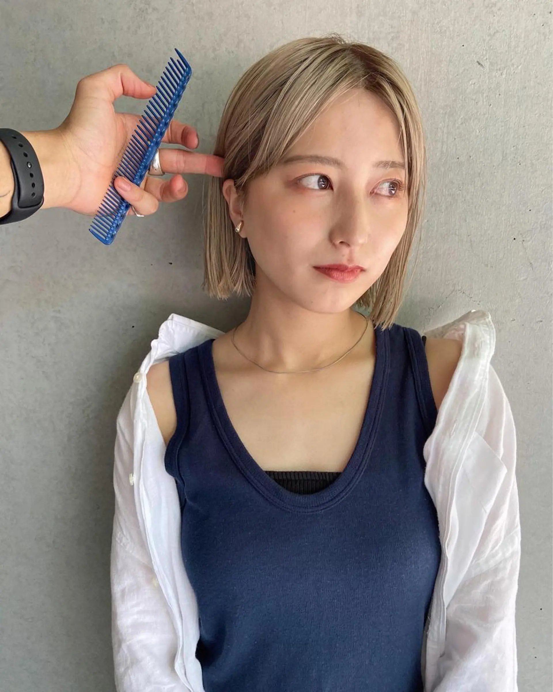 ミディアム カラー ベージュカラー ブリーチ ケアブリーチ ハイトーンカラー ハイトーンベージュ カット ヘアカラー トリートメント 岡本康平/ボブ /ブリーチ/レイヤーのヘアスタイル