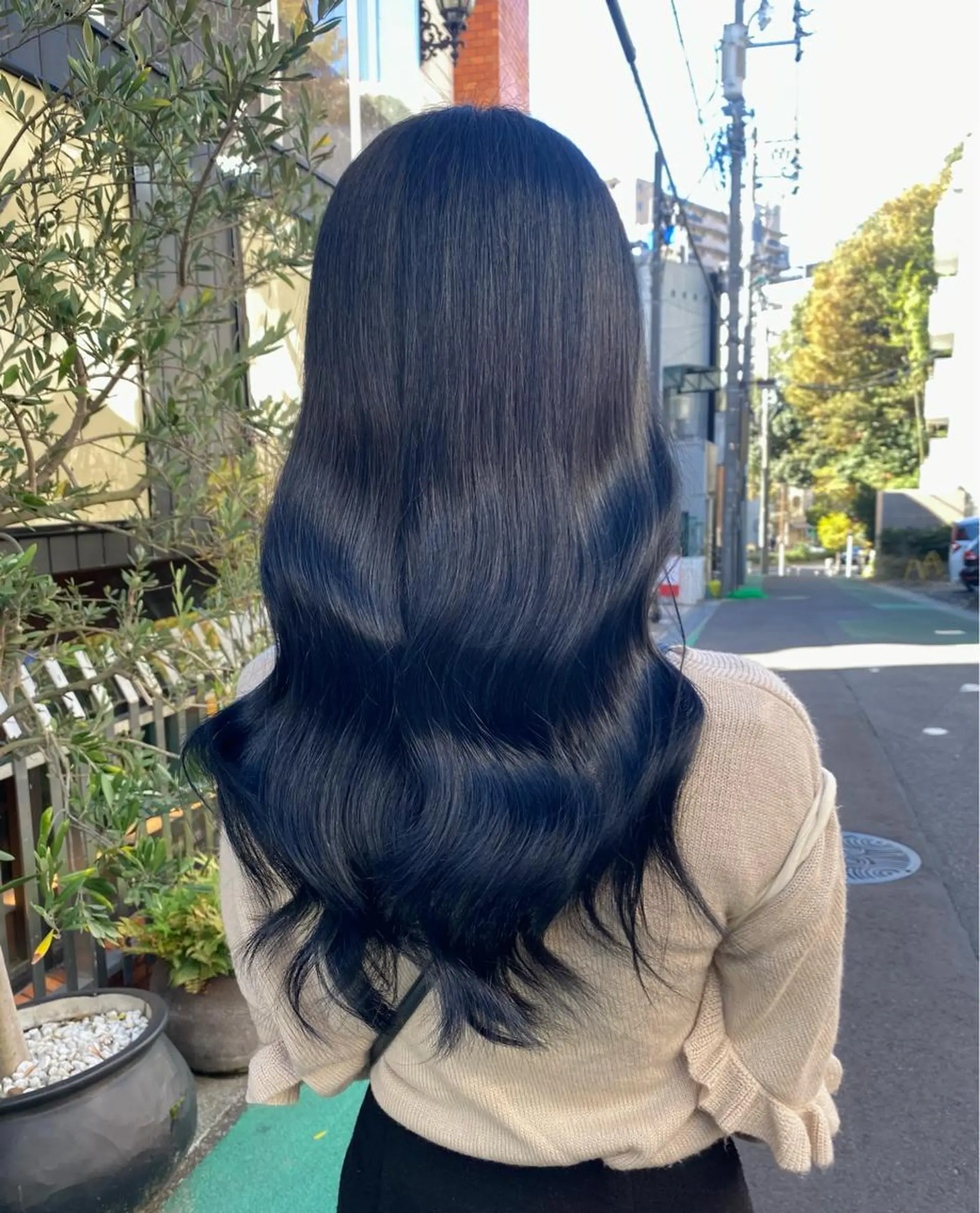 ロング カラー 黒髪 ブリーチ ブルーカラー ブルーブラック 透明感カラー hair CREER所属・【艶ヘア】 どうまえのヘアスタイル