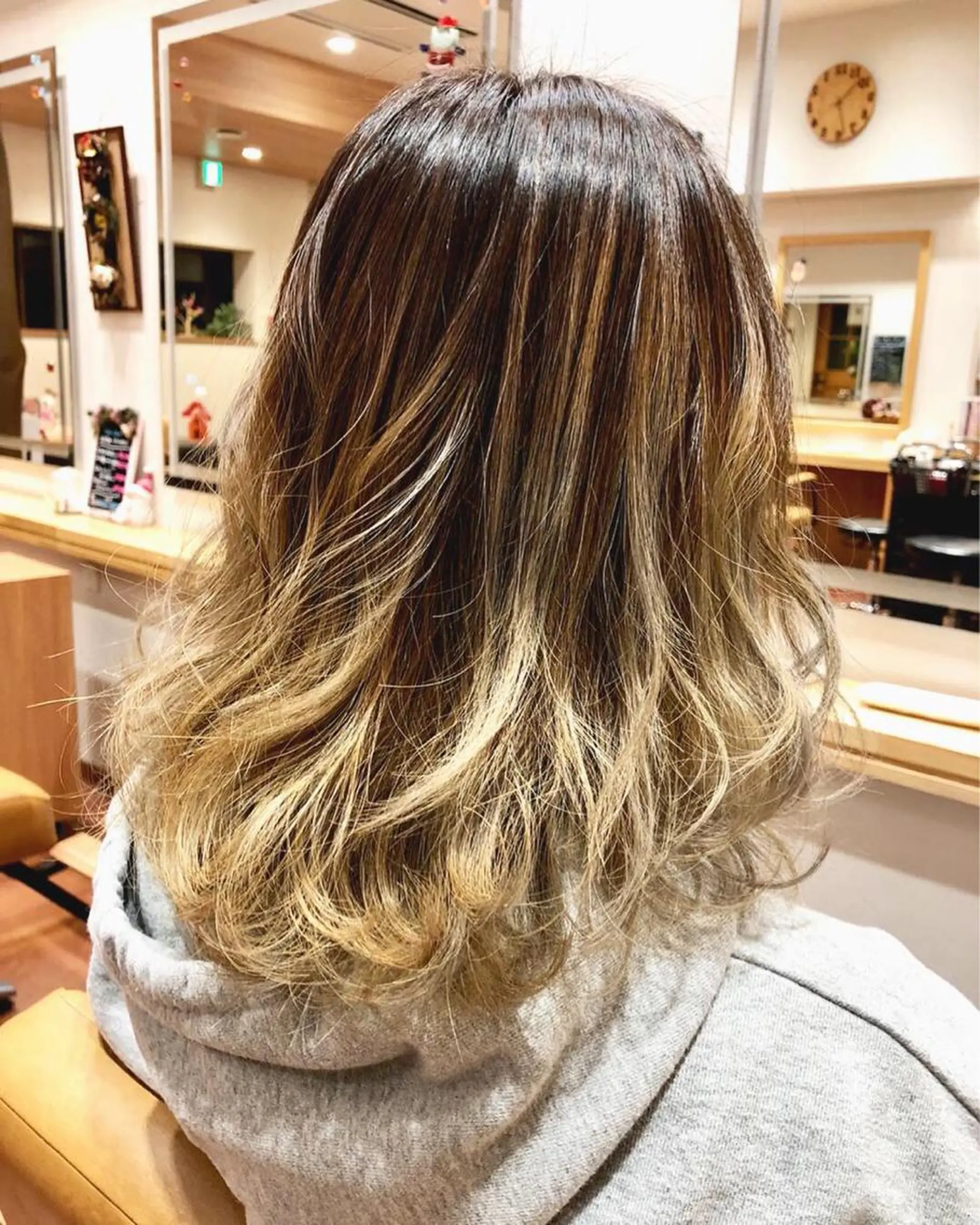 ミディアム カラー バレイヤージュ 透明感カラー グラデーションカラー レイヤーカット SALOWIN神戸三宮店所属・【美髪を叶える】中谷 彰宏（アキ)のヘアスタイル