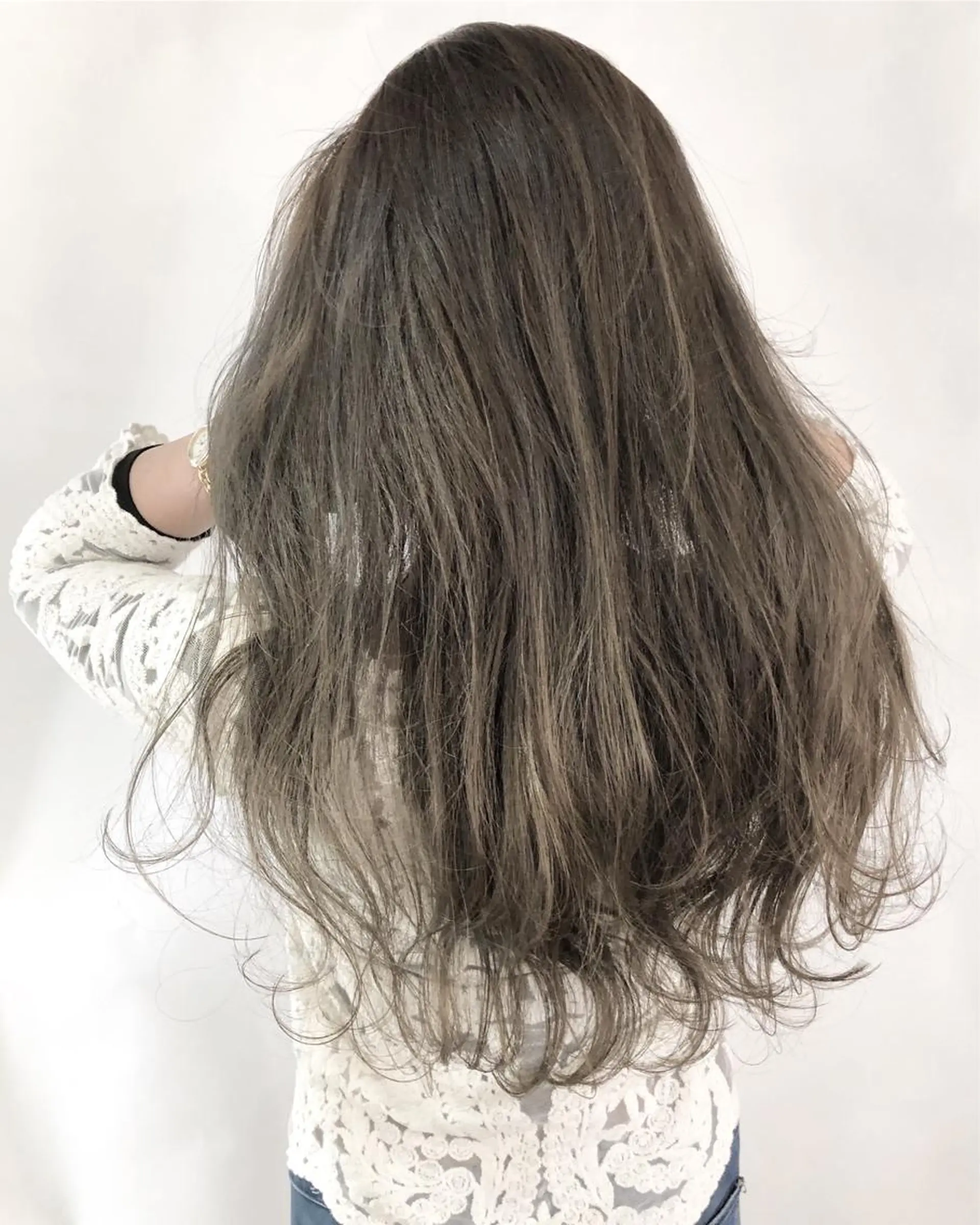 ロング カラー パーマ ヘアアレンジ メンズ キッズ ネイル マツエク・マツパ メンズハイライト アッシュ アッシュグレー アッシュグレージュ グレージュ カット ヘアカラー トリートメント ヘッドスパ 韓国風×透明感カラー 髪質改善オタベシンヤのヘアスタイル
