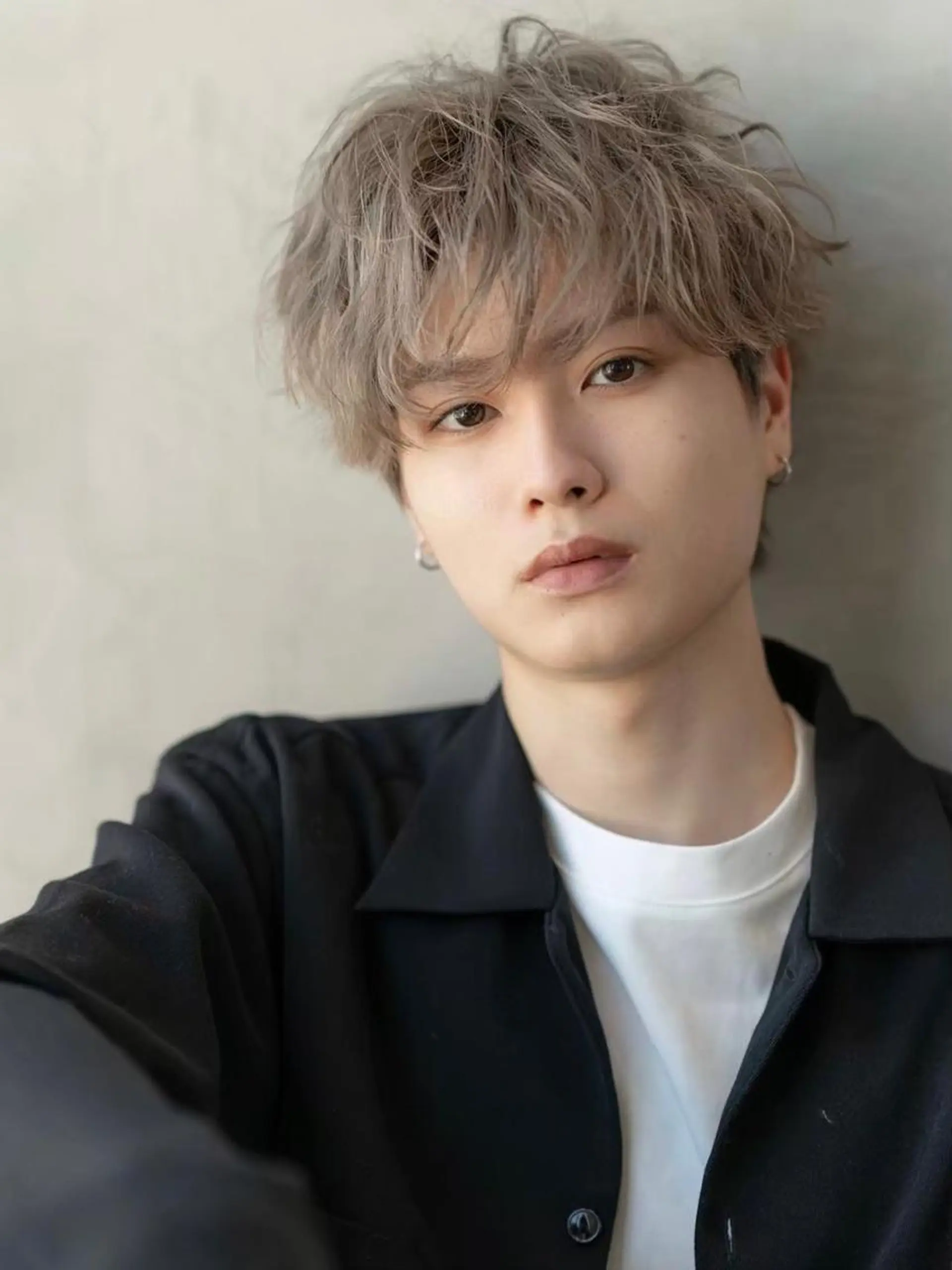 ミディアム カラー メンズ メンズブリーチ ブリーチ SNSで大バズり‼️ 欧米風ヘア大ヒット中のヘアスタイル