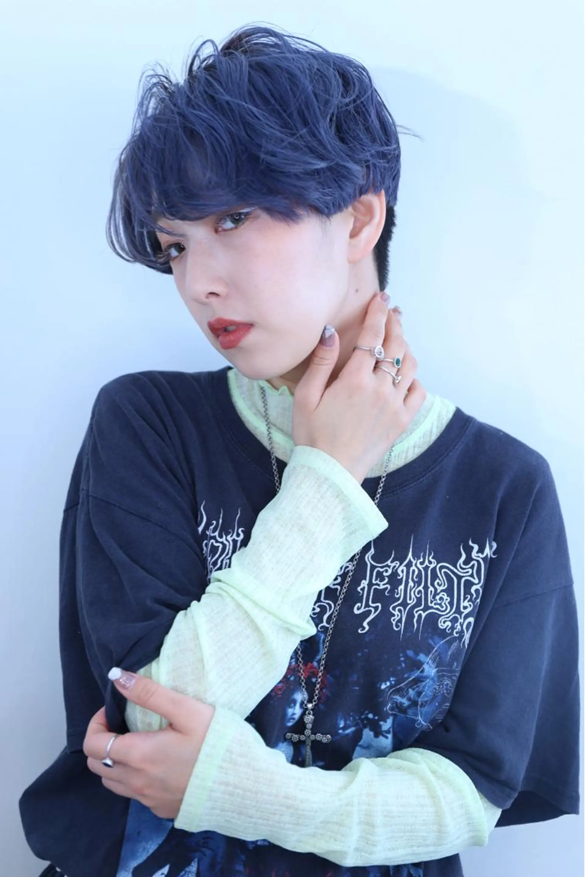 ショート カラー ウルフカット／吉村 桃子のヘアスタイル