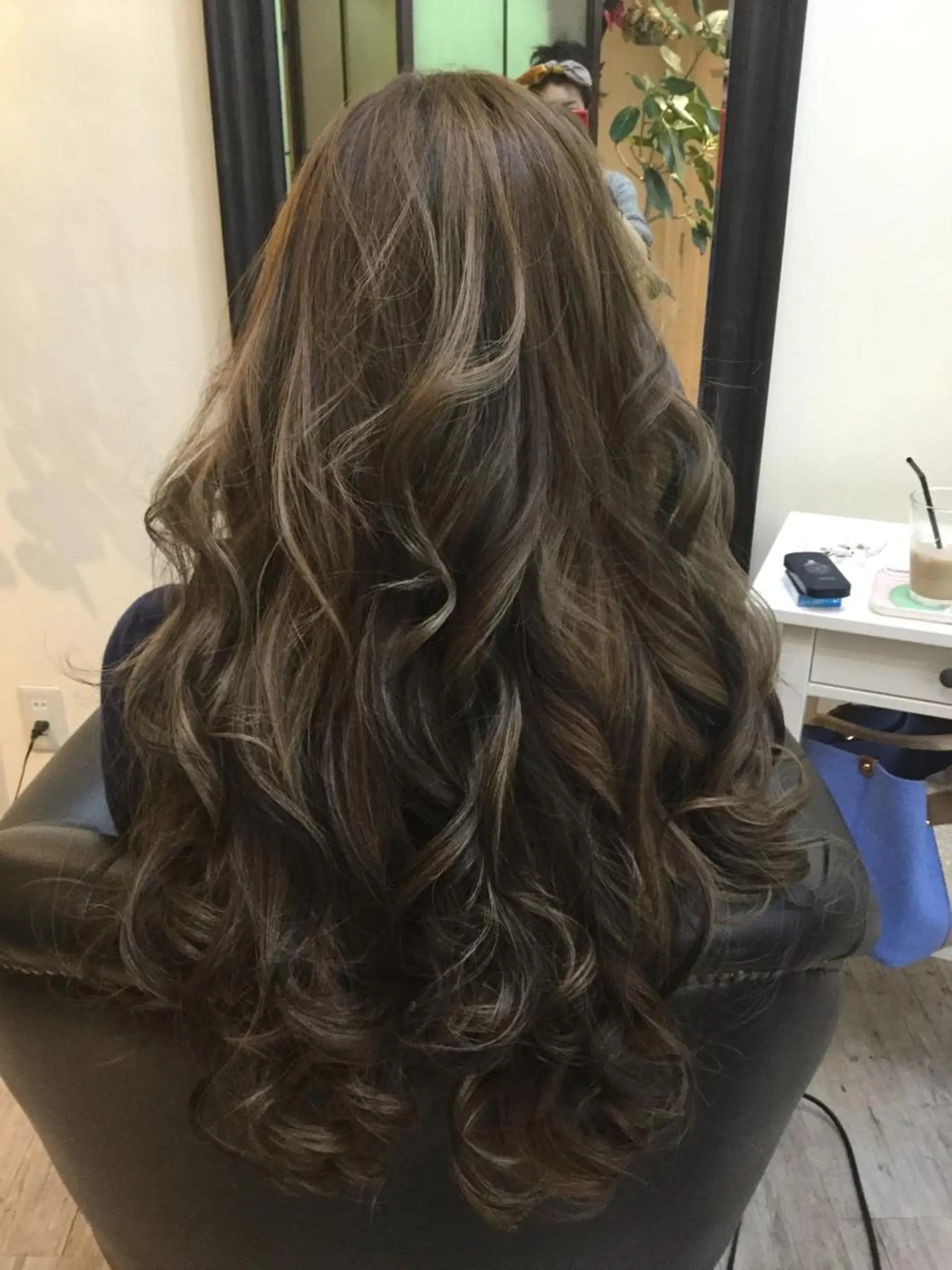 ロング カラー ハイライトカラー ハイライト 鶴見 和美のヘアスタイル