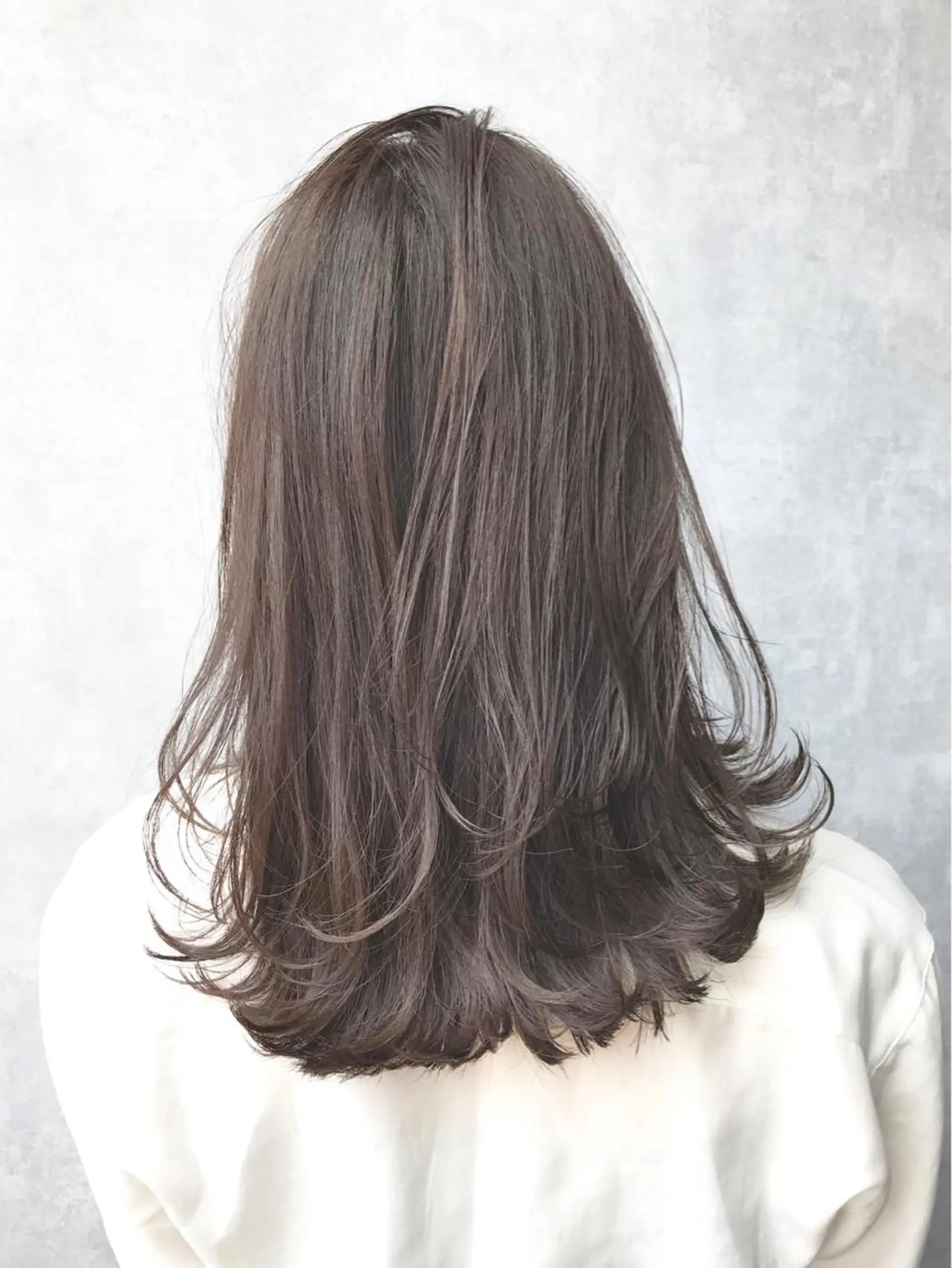 セミロング カラー グレージュ TOMOYAレイヤー ブリーチ縮毛矯正のヘアスタイル