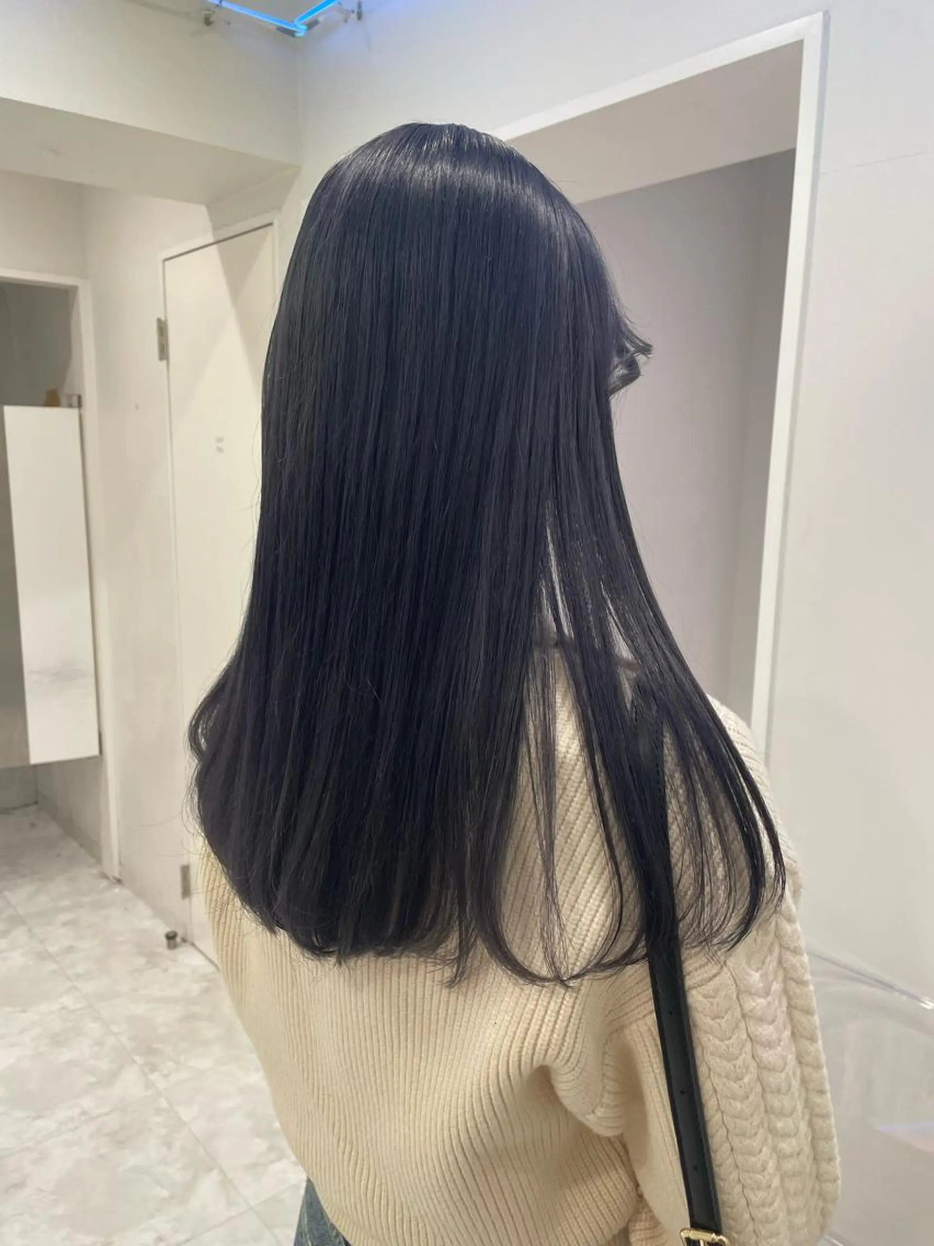 ロング カラー グレージュ ハイトーンカラー ラベンダーカラー ラベンダーグレージュ ラベンダーグレー トレンドカラー MAHOのヘアスタイル