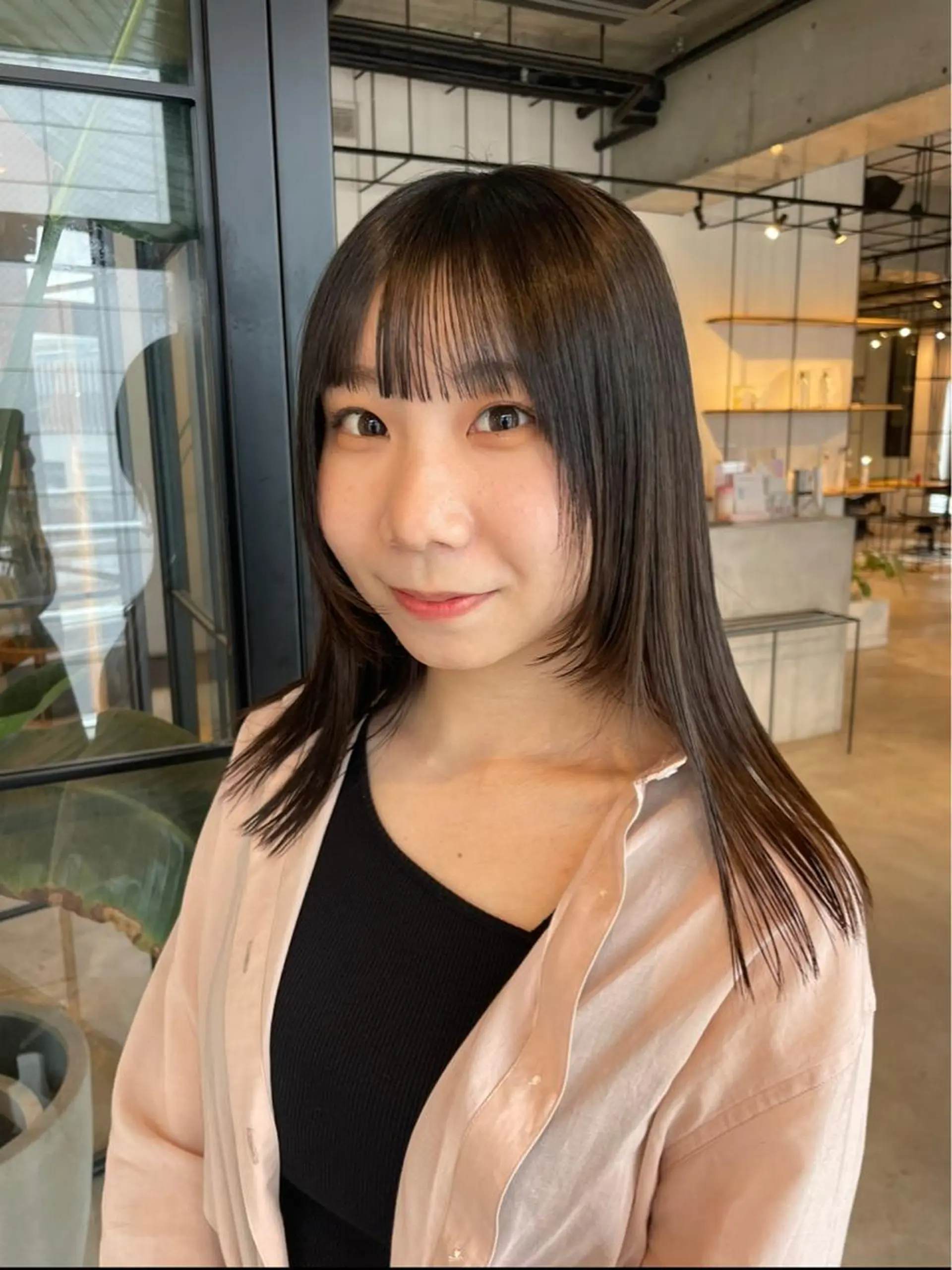 ミディアム 顔まわりレイヤー レイヤーカット ヘアカラー CECIL 瑞希のヘアスタイル