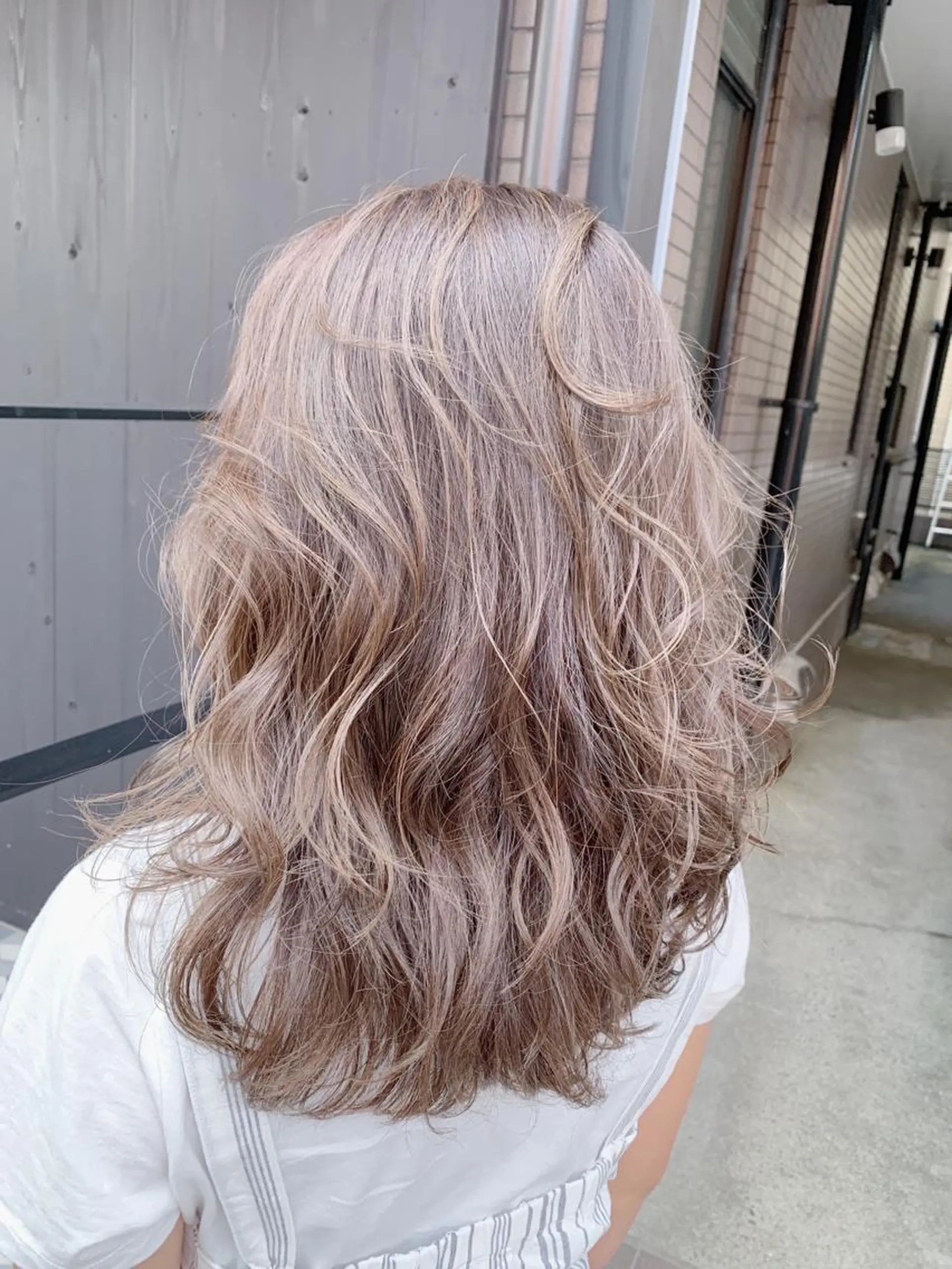 セミロング カラー ベージュカラー ハイライトカラー ミルキーベージュ ハイライト DUMBO所属・【完全マンツー 恵比寿】佐藤 翔のヘアスタイル