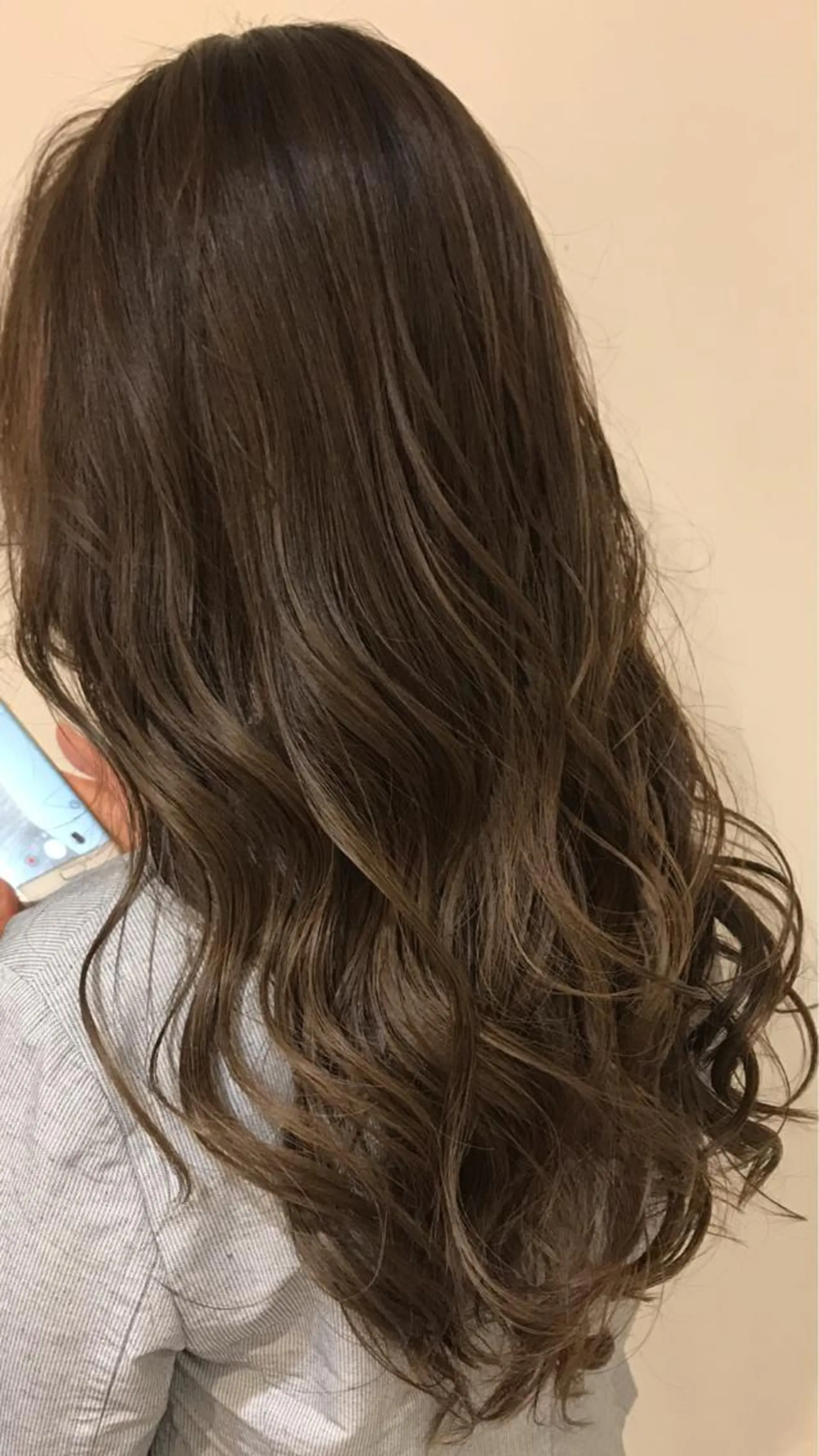 セミロング カラー アッシュ アッシュグレー アッシュグレージュ バレイヤージュ ベージュカラー AMI Hair  supply所属・髪質改善カラー 韓国風レイヤーのヘアスタイル