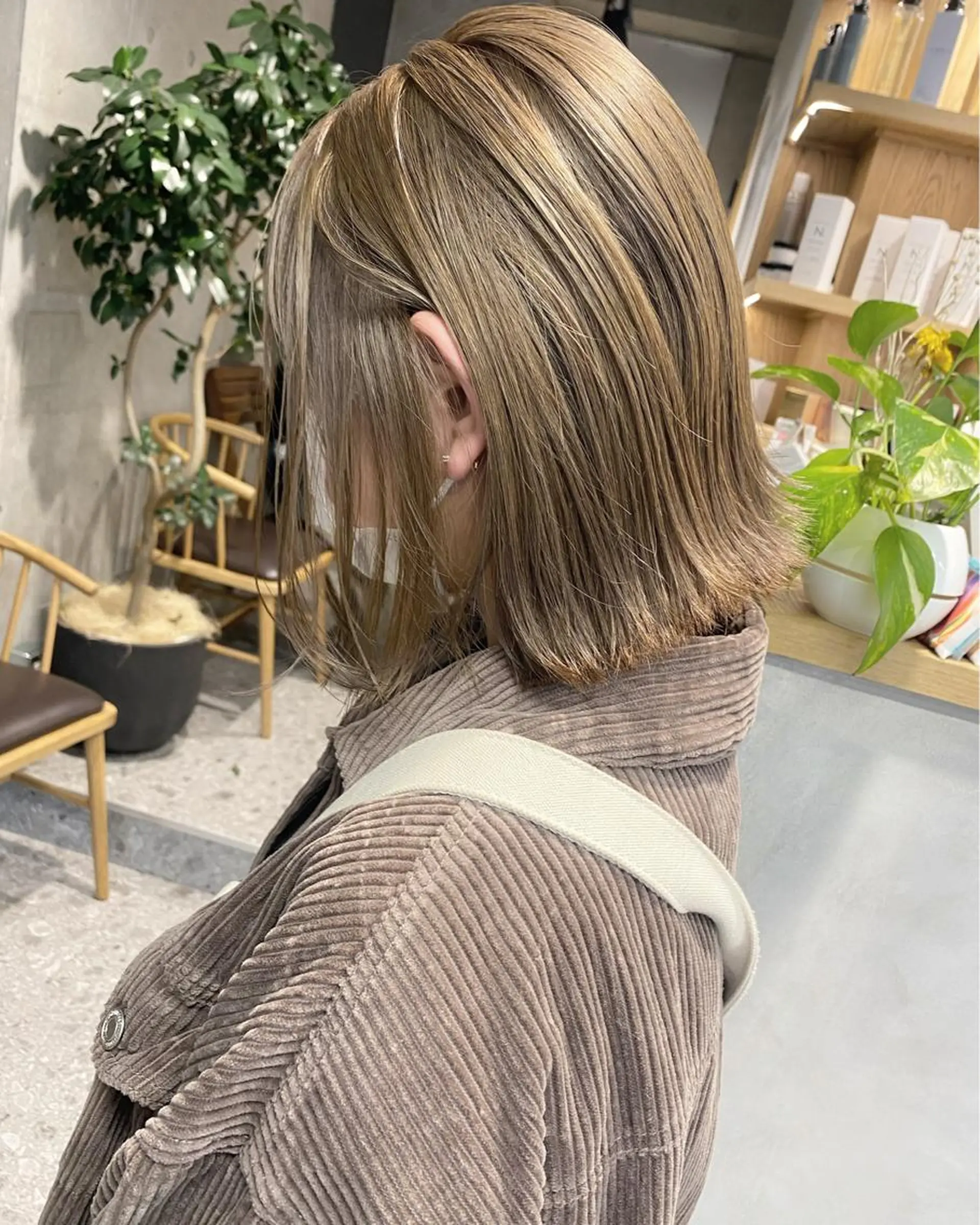 ミディアム カラー ベージュカラー ミルクティーベージュ ヘアカラー トリートメント ブリーチカラーレイヤ ーカット🦋annaのヘアスタイル