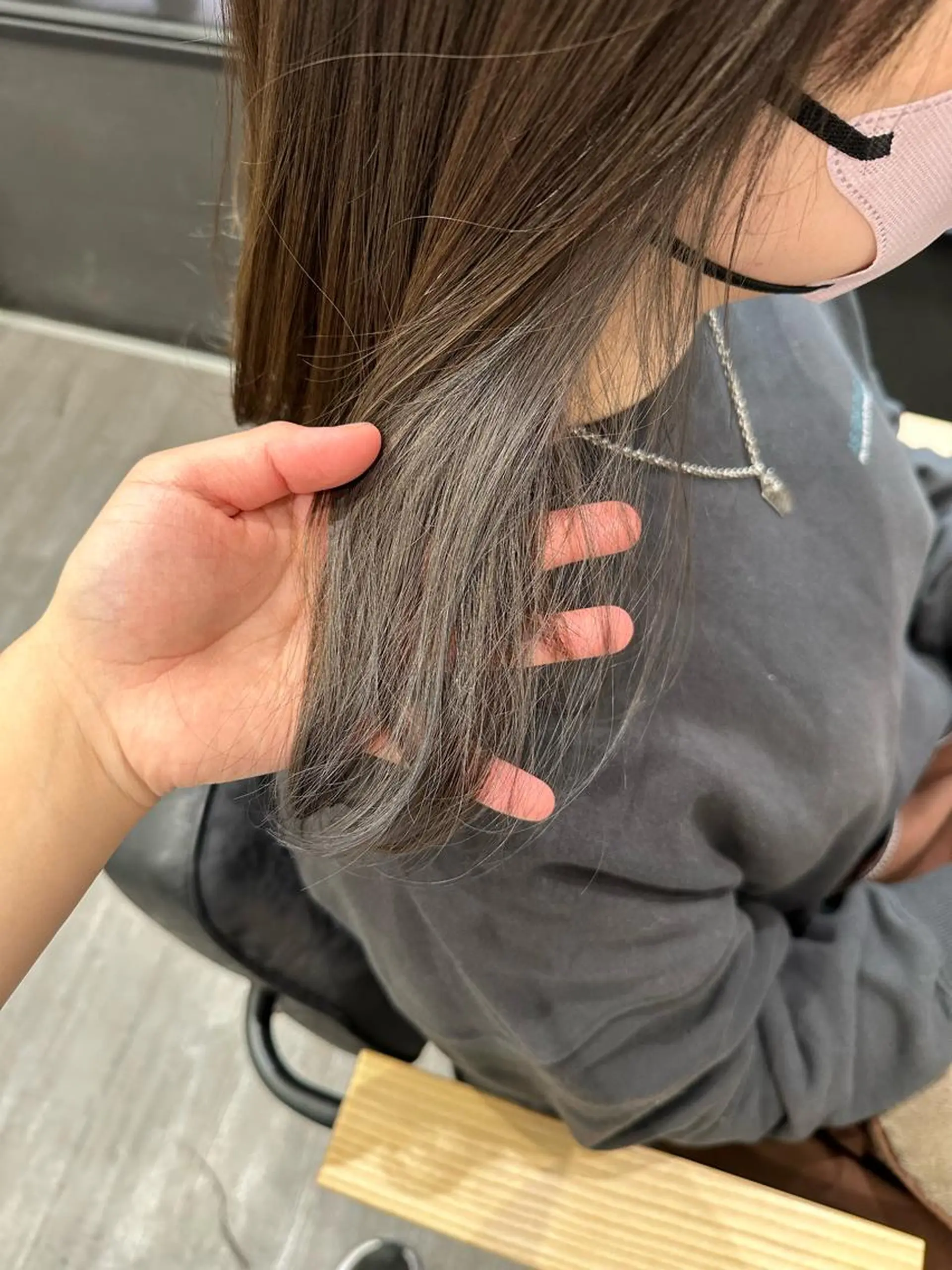 ミディアム カラー イヤリングカラー グレージュ 艶髪レイヤー上田 紗也🇰🇷💗のヘアスタイル