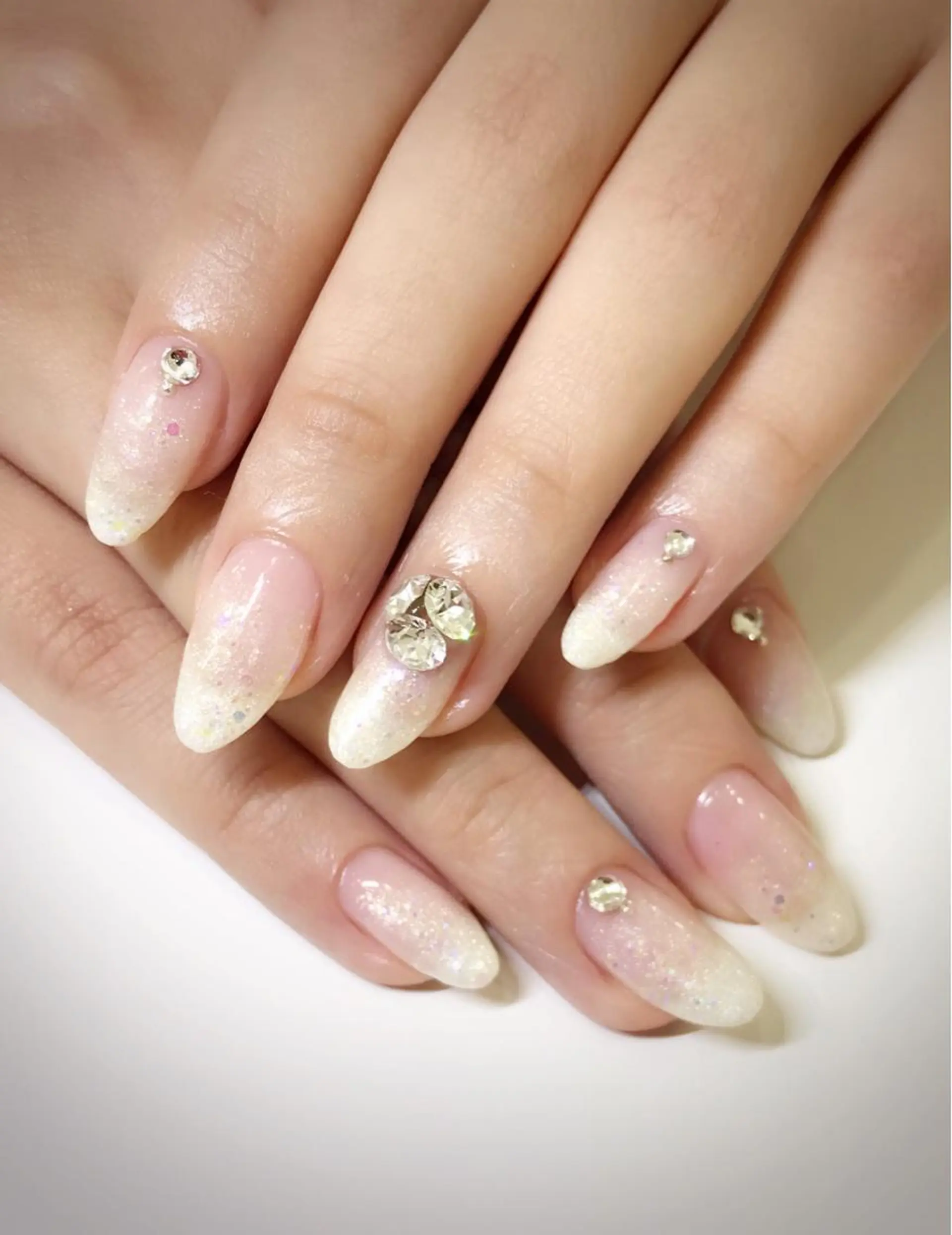 ネイル グラデーション キラキラネイル ストーンネイル ホワイト Angelica Michelleのネイルデザイン