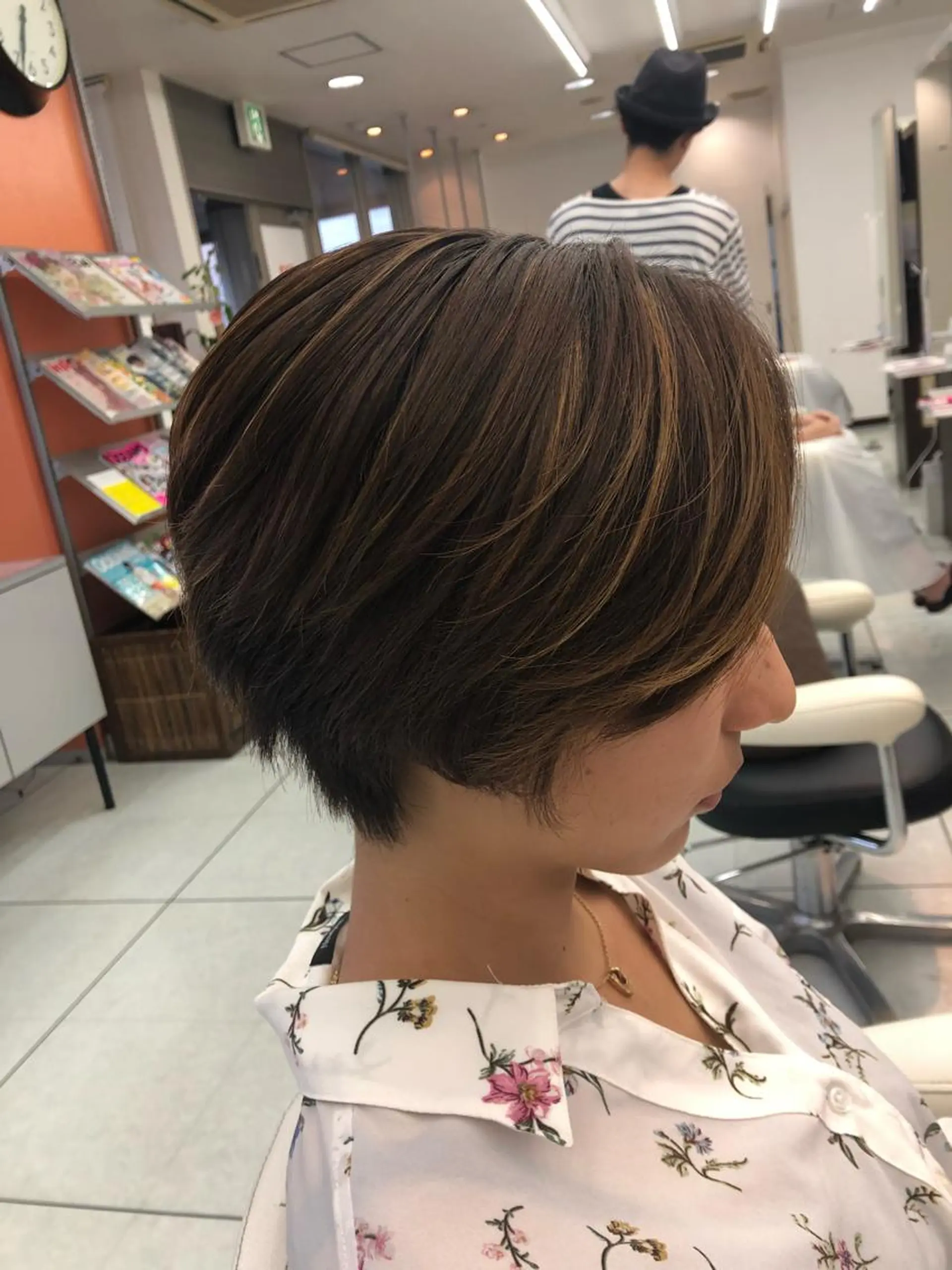 ショート 白髪ぼかしハイライト めさきすずなのヘアスタイル