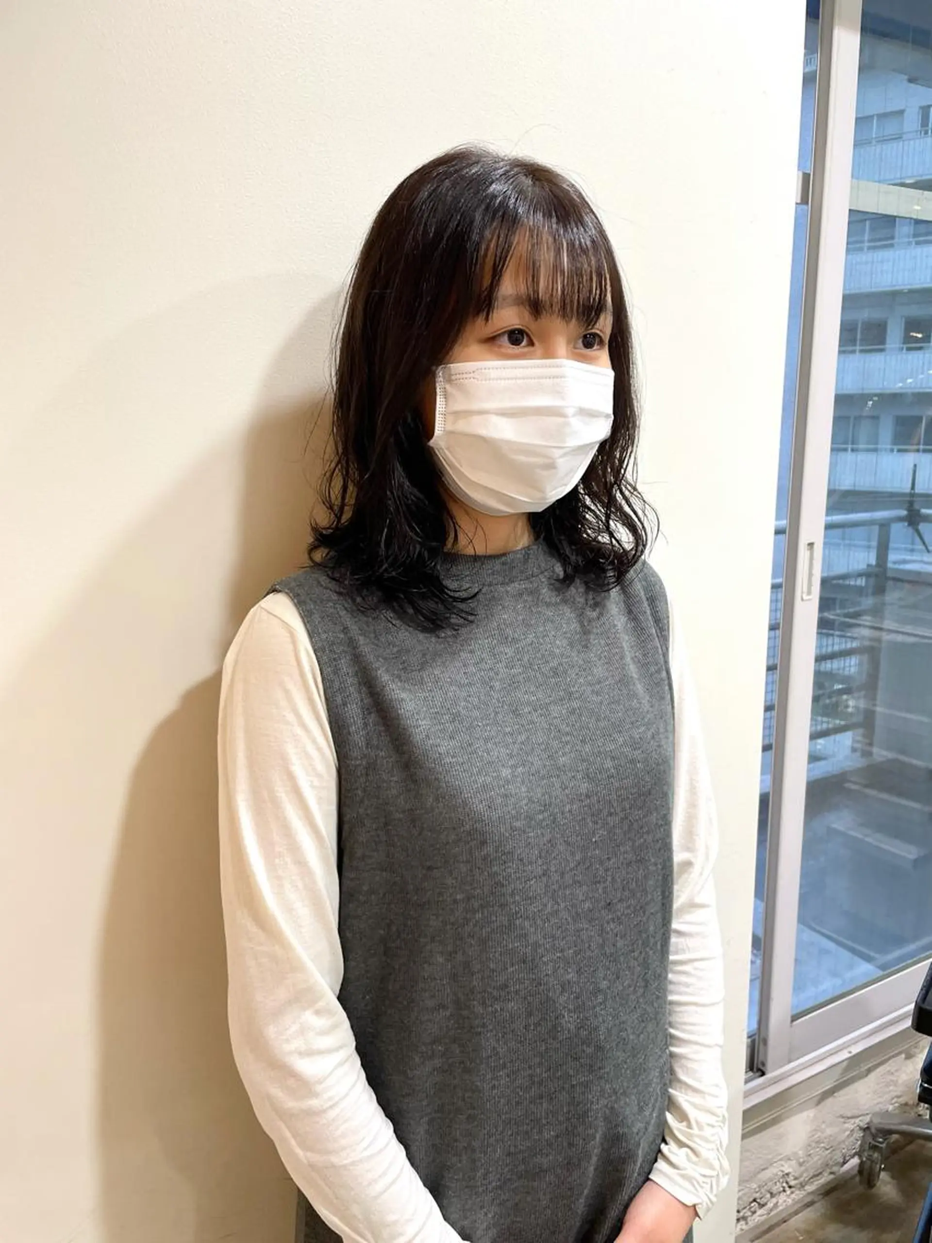 ミディアム カラー パーマ ミディアムパーマ アッシュ アッシュグレー MIOベージュカラー 柔らかいカラーのヘアスタイル