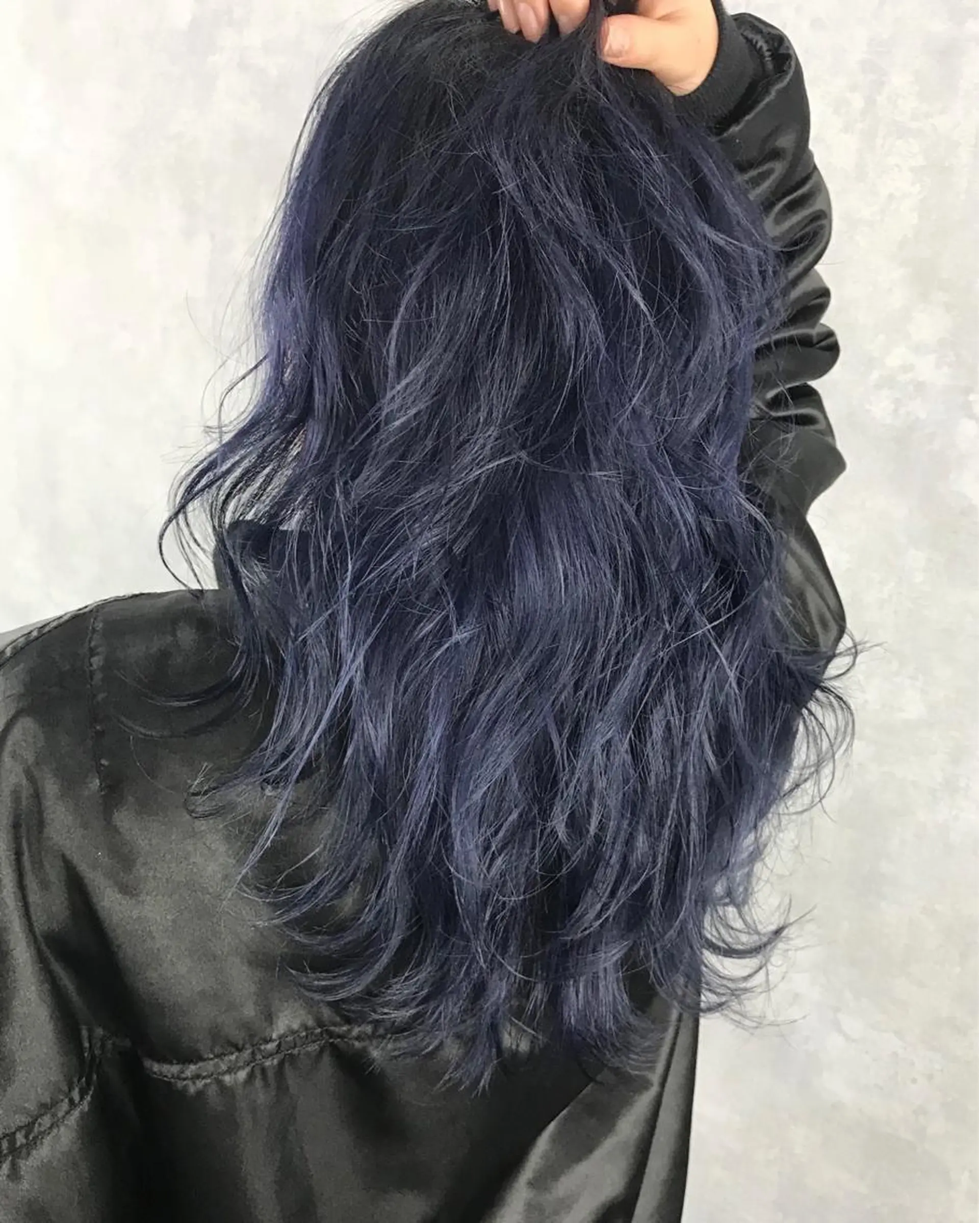 セミロング カラー ネイビーカラー TOMOYAレイヤー ブリーチ縮毛矯正のヘアスタイル