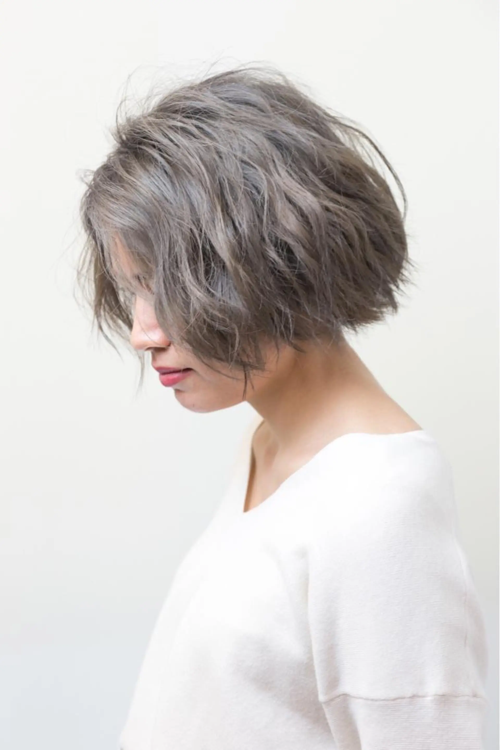 ショート カラー ブリーチ イルミナカラー シルバー 菅 翔太のヘアスタイル