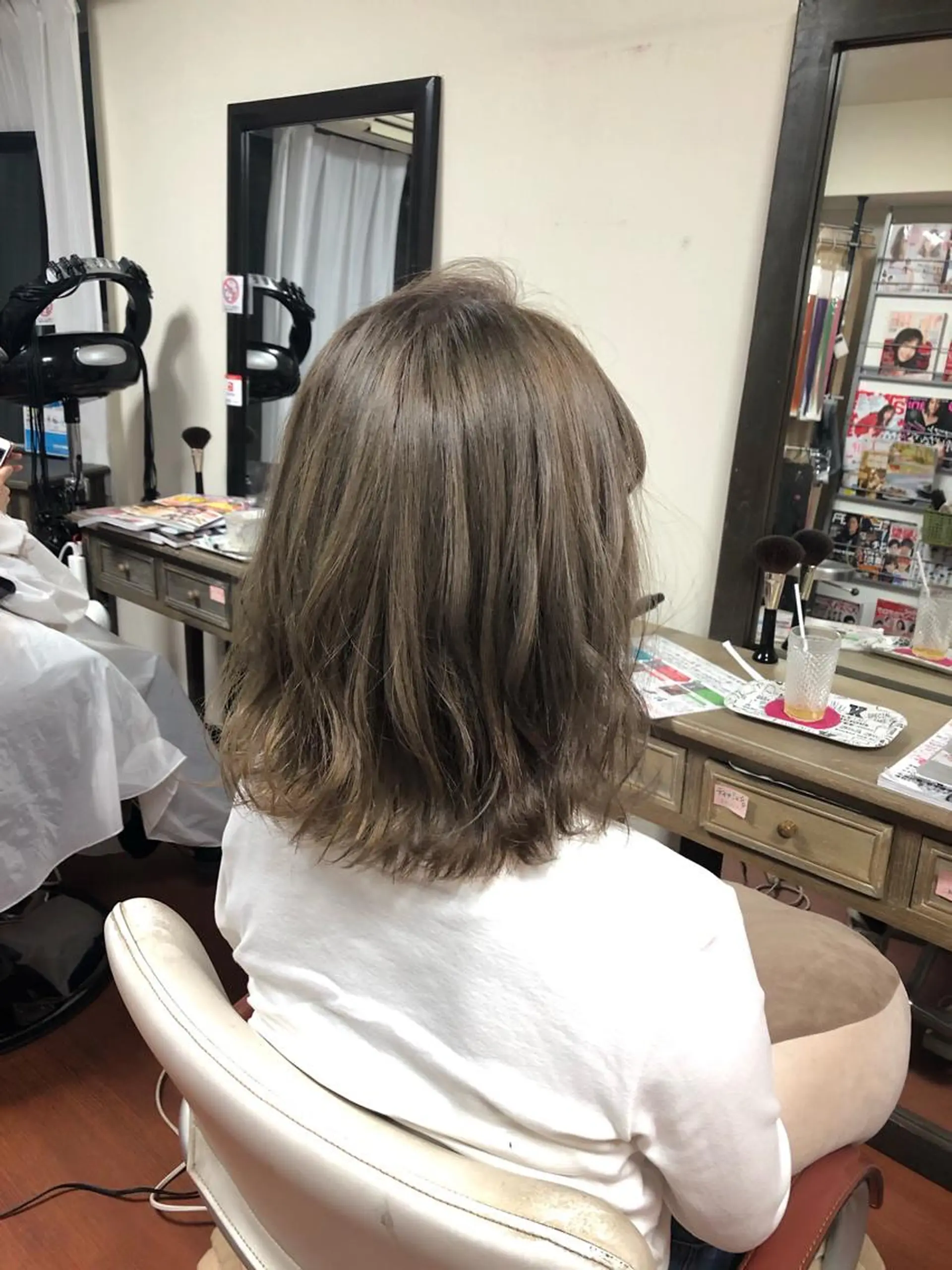 ミディアム カラー アッシュ ベージュカラー ハイトーンカラー カット ヘアカラー トリートメント 是枝 さくらのヘアスタイル
