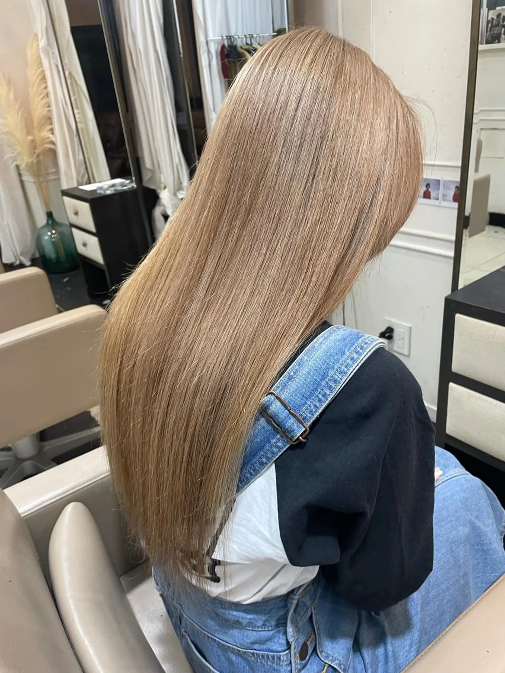 ロング カラー ベージュカラー ブリーチ ヘアカラー アオキ リノのヘアスタイル