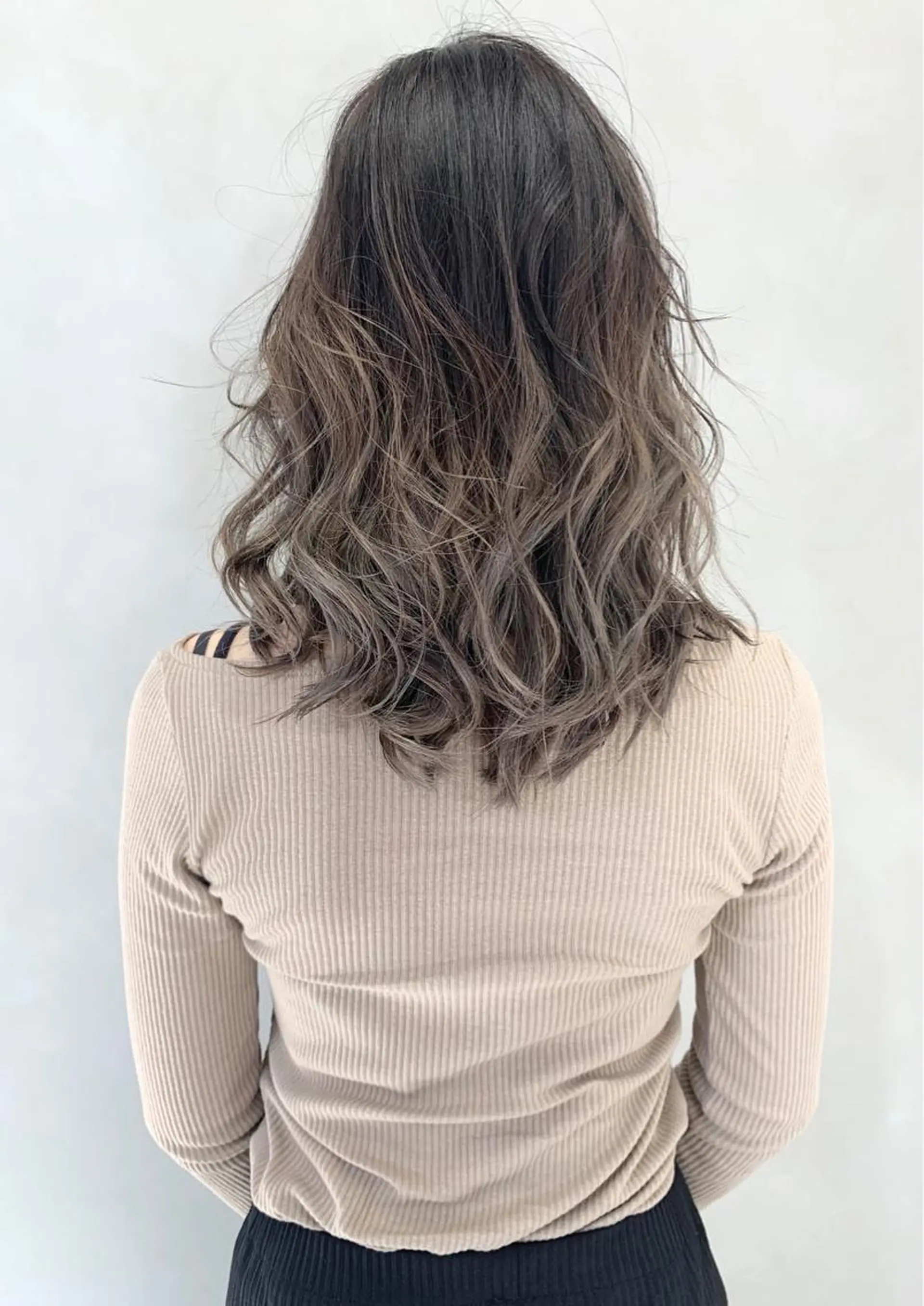 ミディアム カラー ブリーチ グラデーションカラー グレージュ カット ヘアカラー トリートメント 💈平島 拓也💈のヘアスタイル