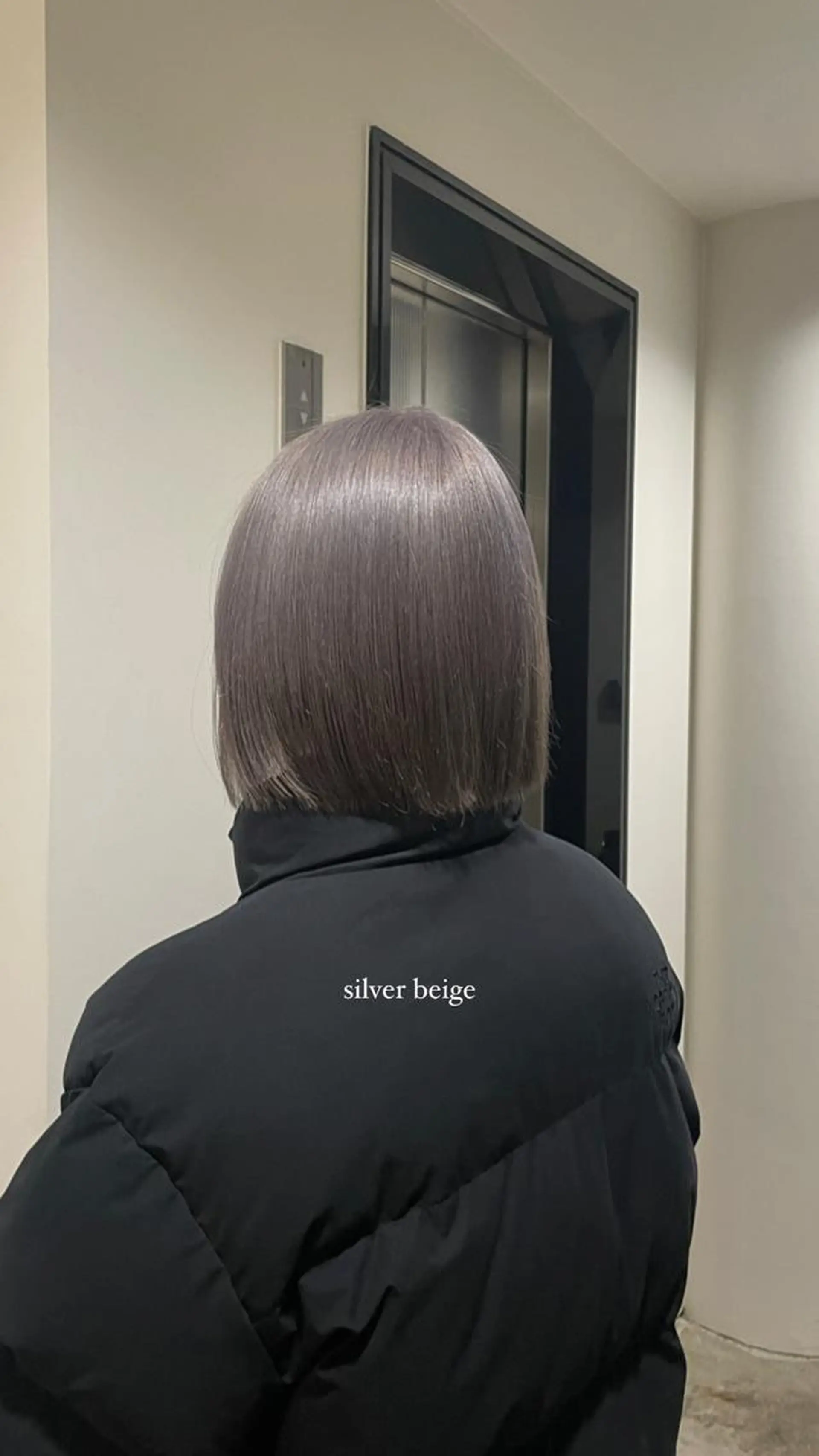 ミディアム カラー ベージュカラー ブリーチ ハイトーンカラー ブリーチなしカラー シルバー 髪質改善/似合わせ カラー/レイヤーのヘアスタイル