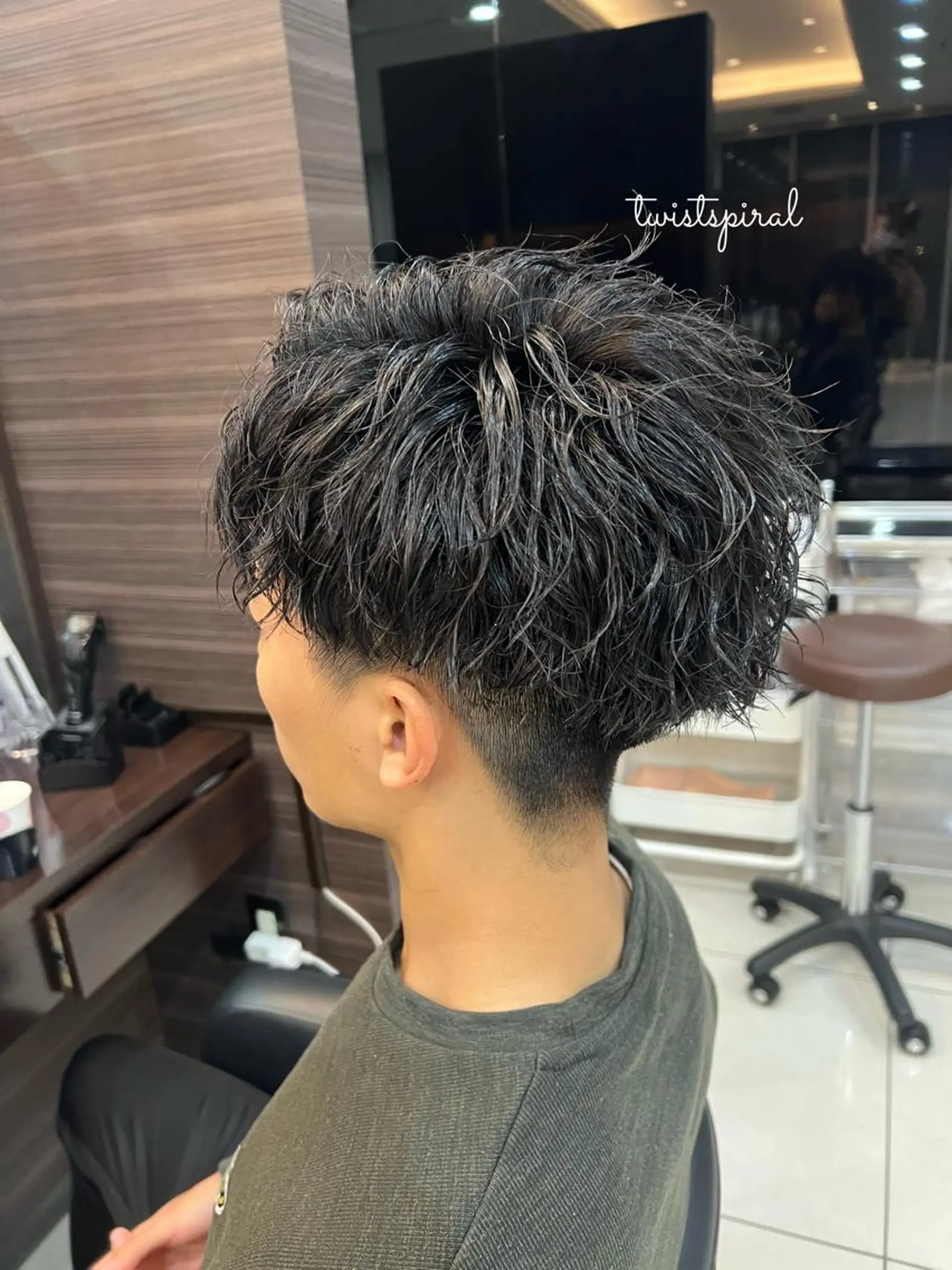 ショート パーマ メンズ メンズハイライト メンズインナーカラー メンズパーマ ツイストスパイラルパーマ ハイライト 小山 雄大のヘアスタイル