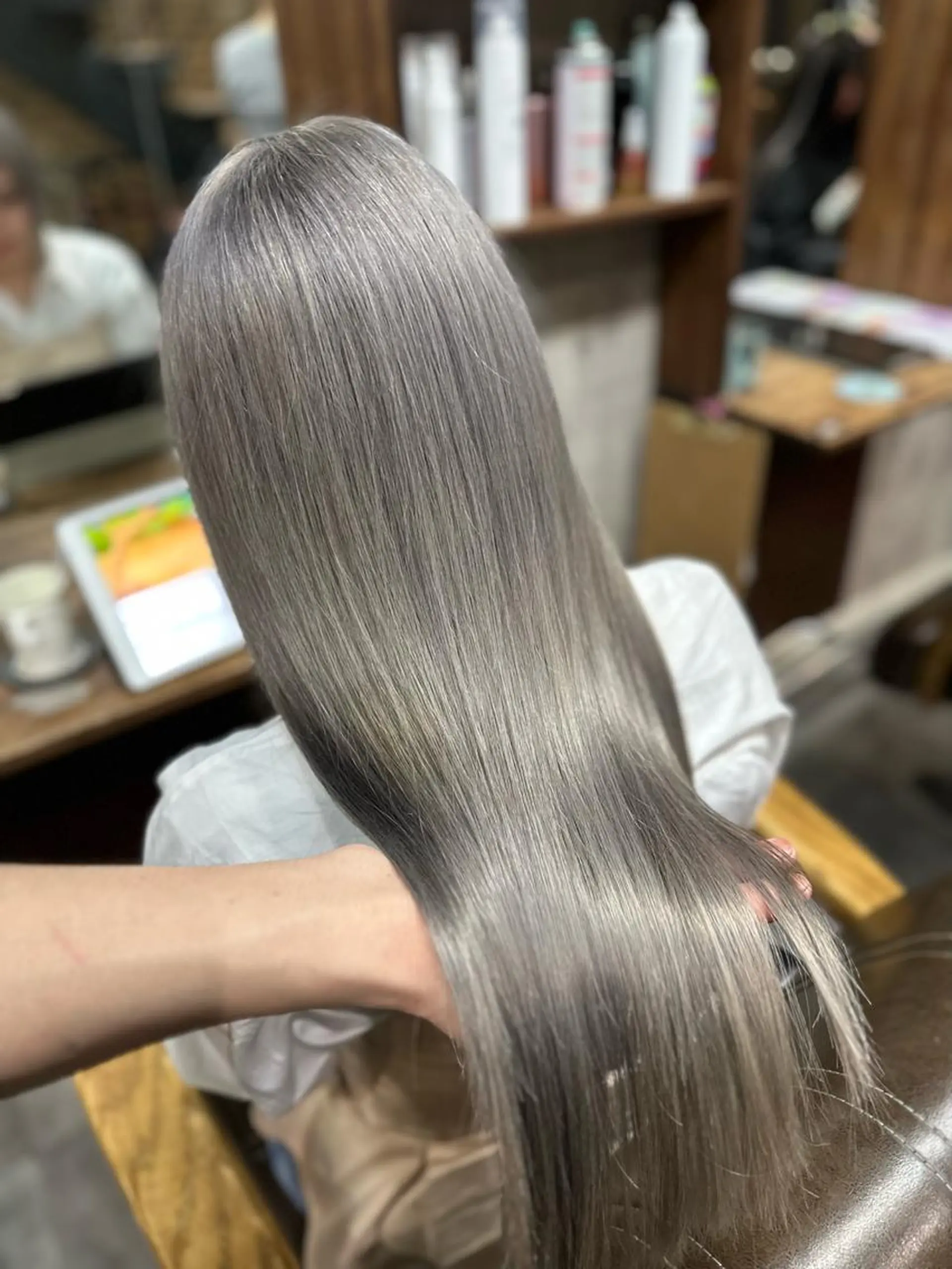 ロング カラー シルバー ヘアカラー トリートメント 難波ブリーチカラー 伊藤洋輝のヘアスタイル