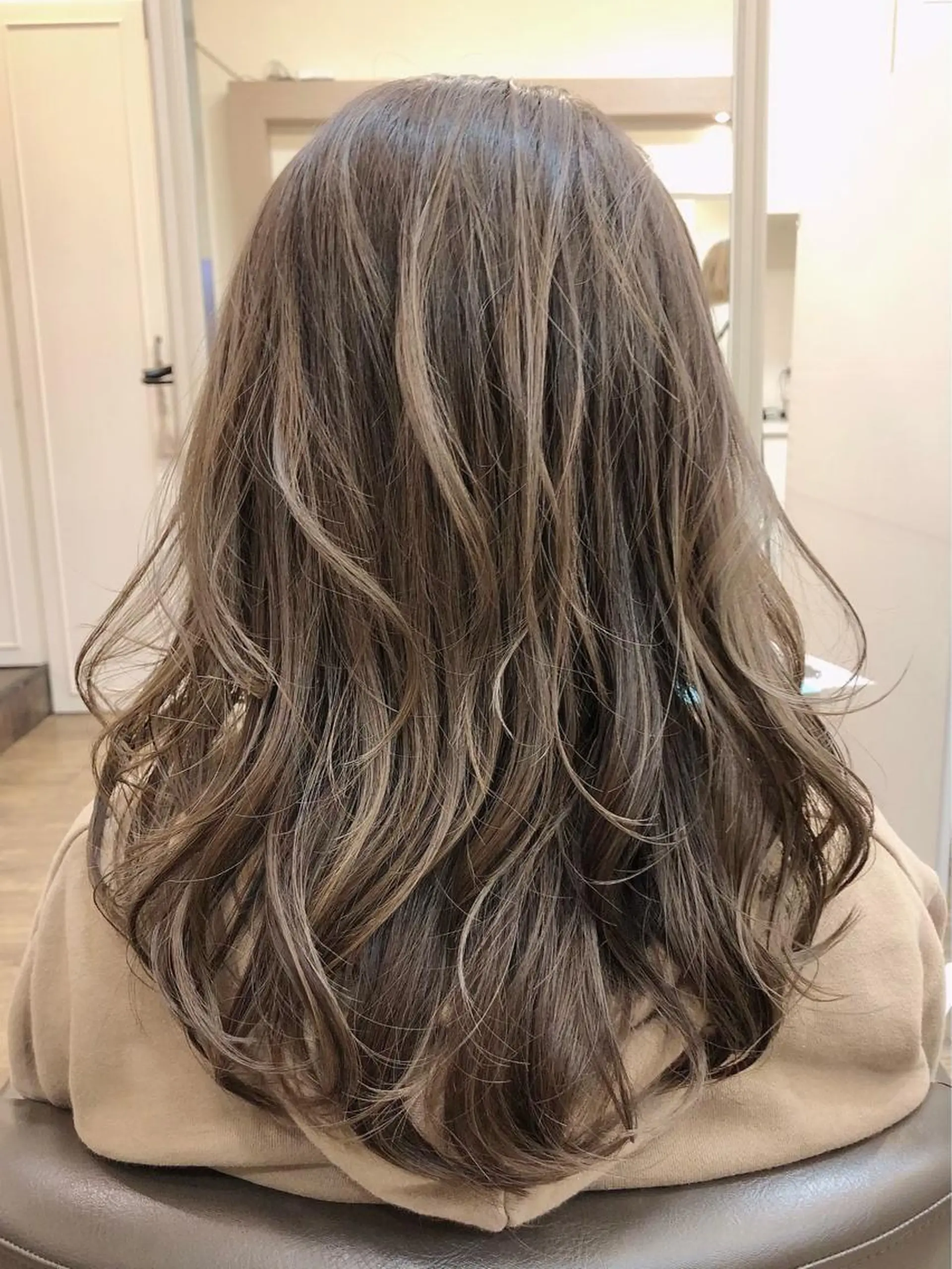 セミロング カラー バレイヤージュ ベージュカラー レイヤーカット 尚平 40代からの 髪質改善専門のその他イメージ