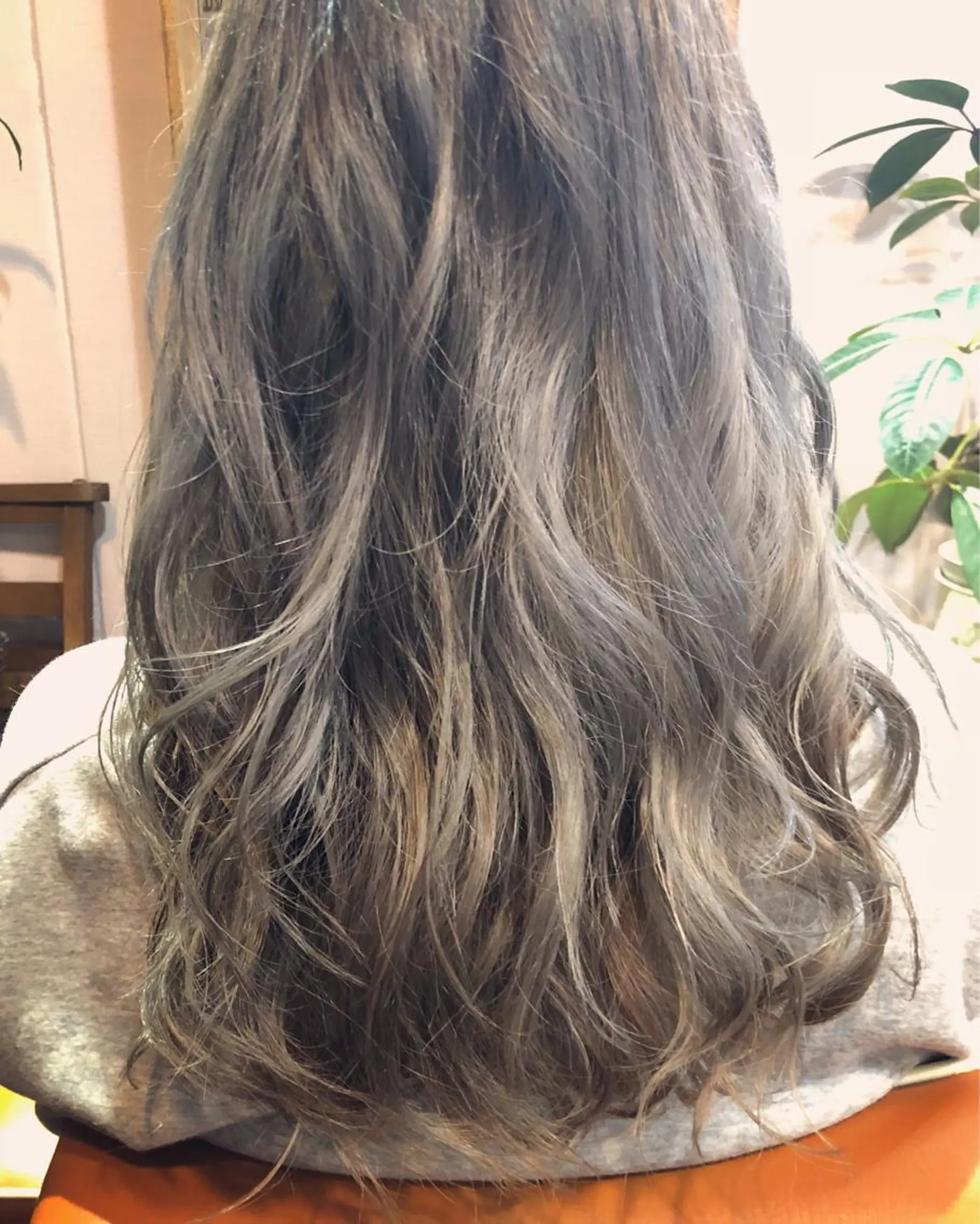 セミロング カラー グレージュ カット ヘアカラー トリートメント 原宿サロン代表 デザインカラー伊藤卓のヘアスタイル