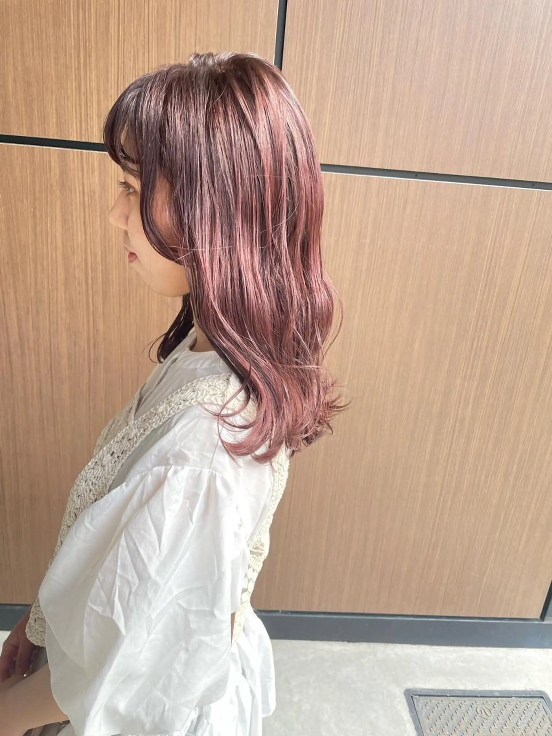 セミロング カラー ブリーチ ブラウンカラー ブリーチなしカラー ピンクカラー ピンクブラウン カット ヘアカラー A/LEE所属・久保田 千尋のヘアスタイル