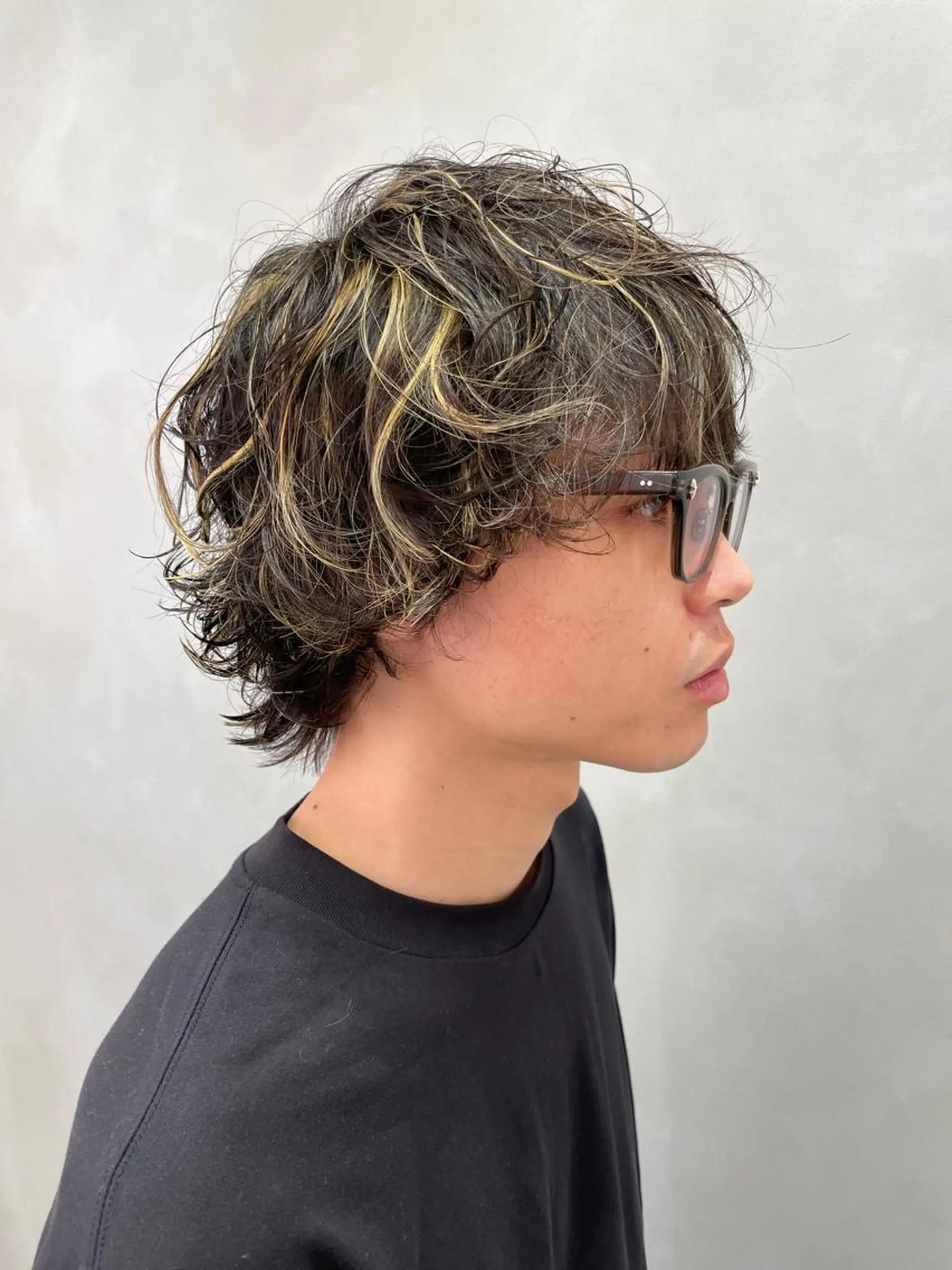 カラー パーマ メンズ メンズハイライト メンズパーマ メンズツイストパーマ 波巻きパーマ ハイライトカラー カット ヘアカラー パーマ 福永速人 /メンズパーマのヘアスタイル